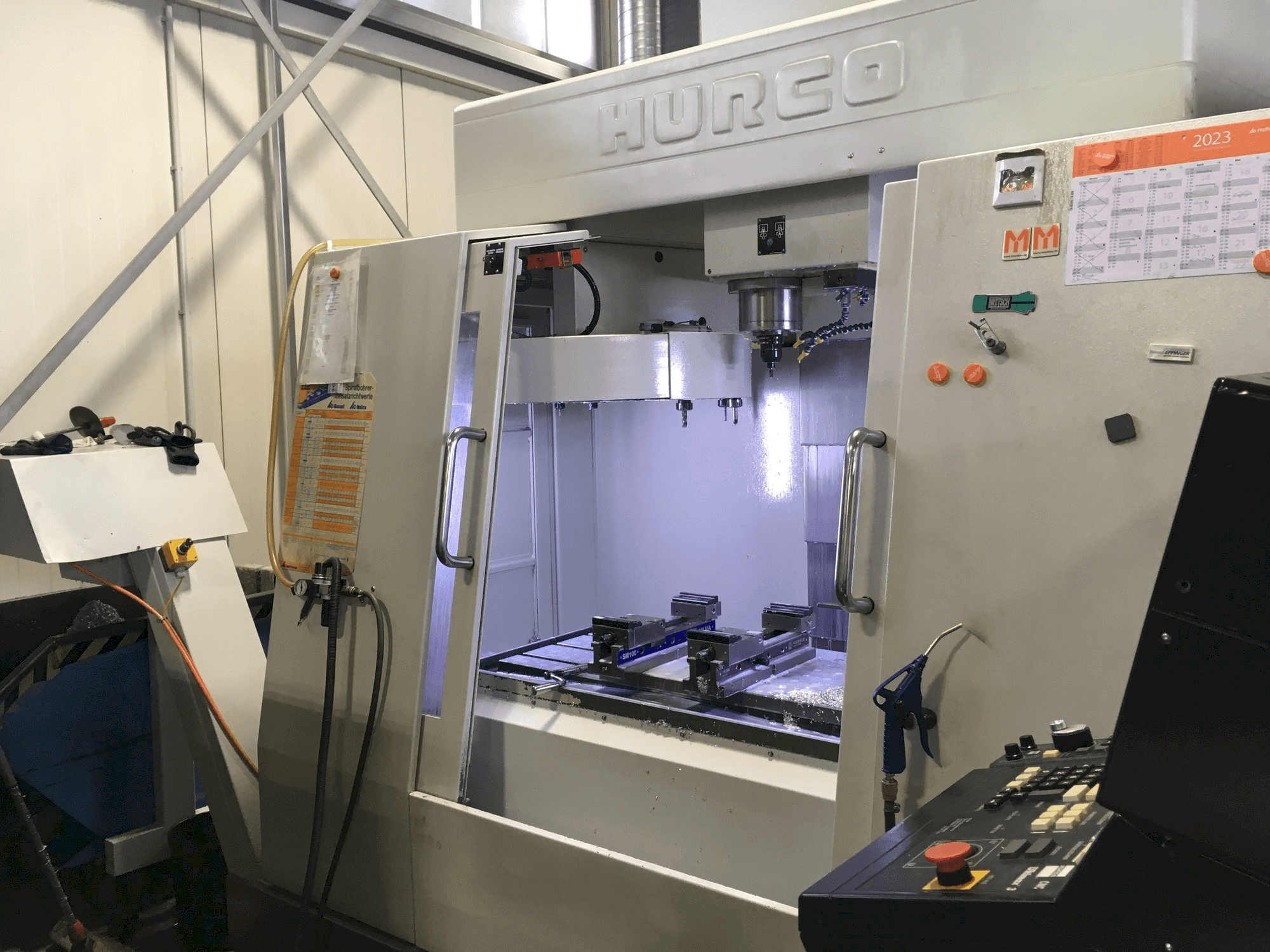 Vista frontale della macchina Hurco BAC 30 HTM