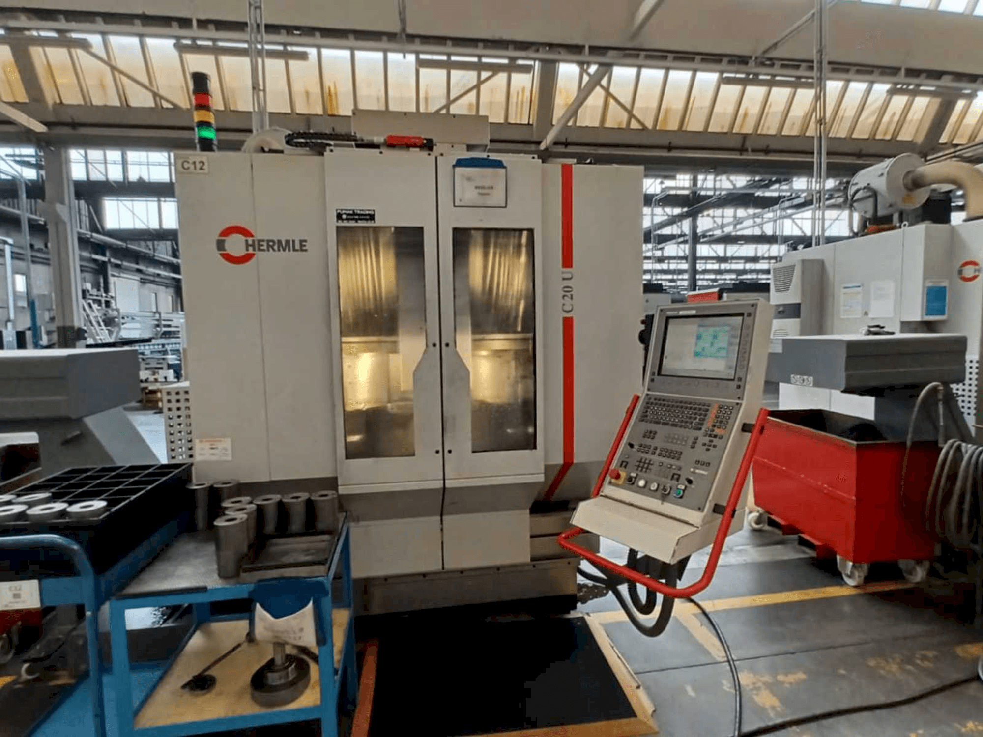 Vista frontale della macchina HERMLE C20U