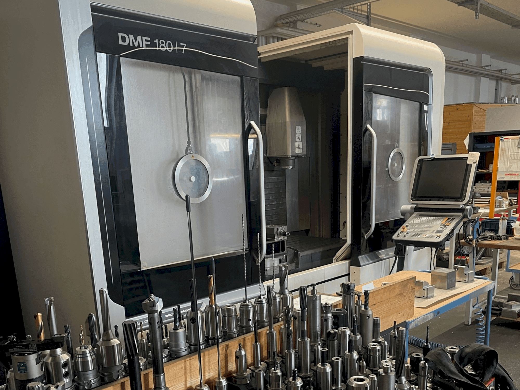 Vista frontale della macchina DMG MORI DMF 180/7