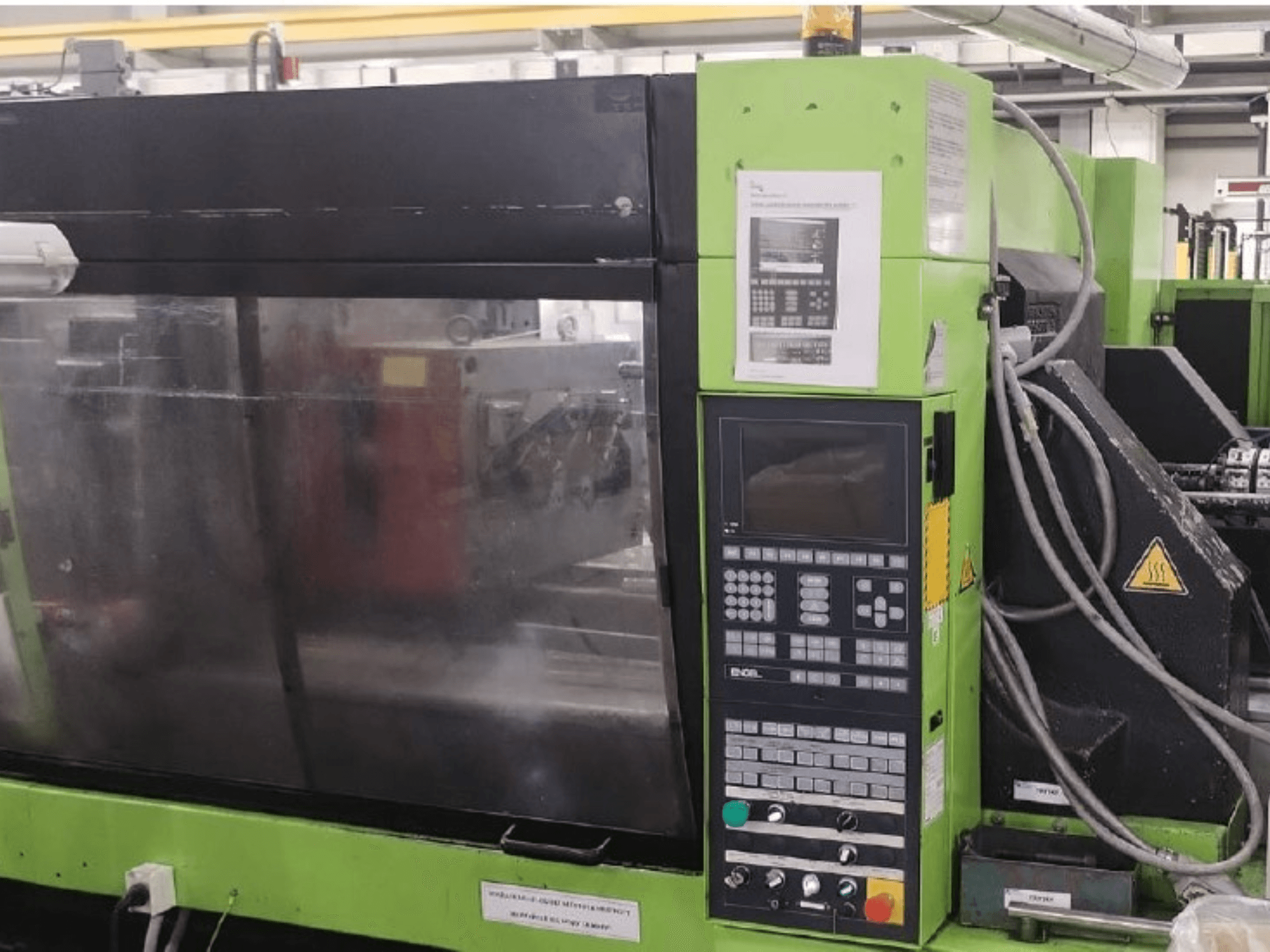 Macchina per lo stampaggio a iniezione idraulica Engel ES 1050/275 HL-V, vista laterale che mostra il pannello di controllo e i dettagli operativi.