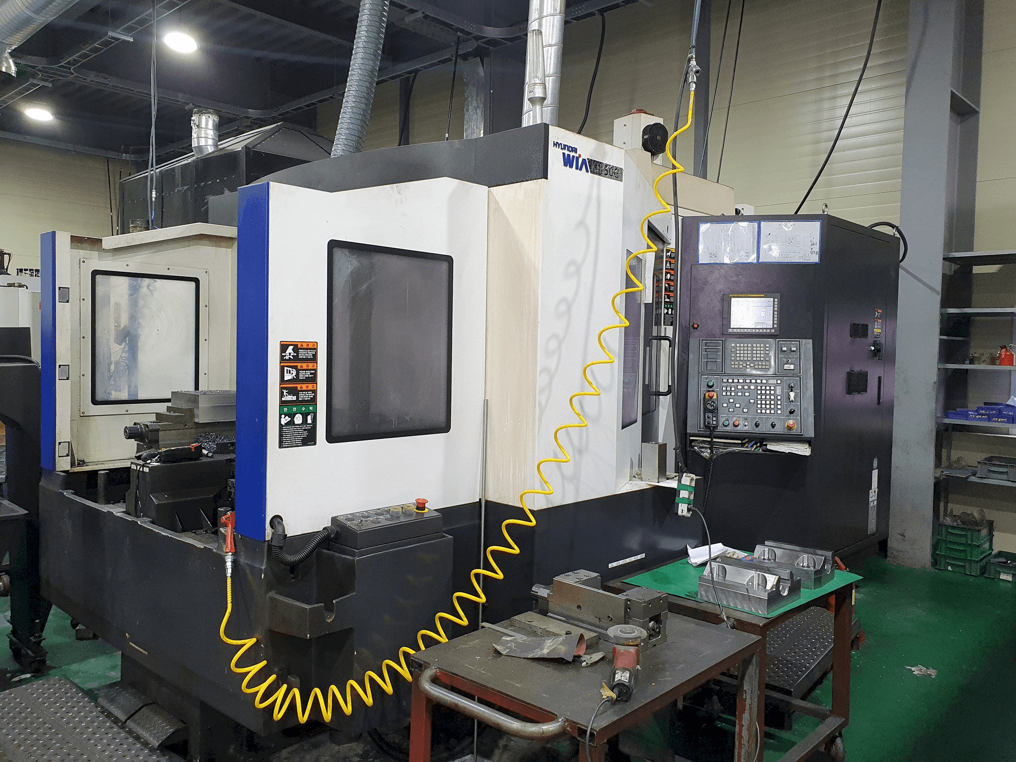 Vista frontale della macchina Hyundai Wia KH50G