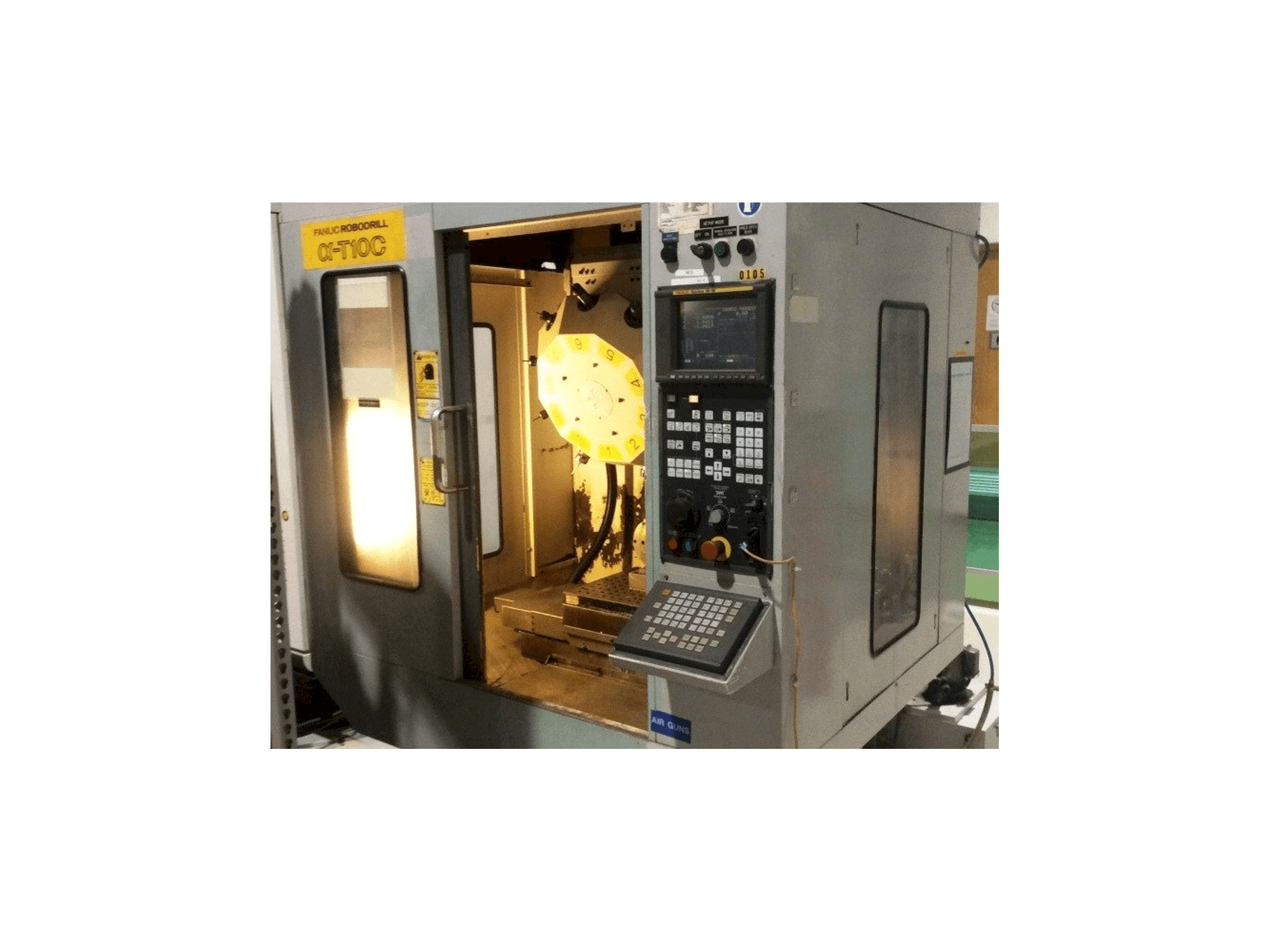 Vista frontale della macchina FANUC RoboDrill Q-T10C