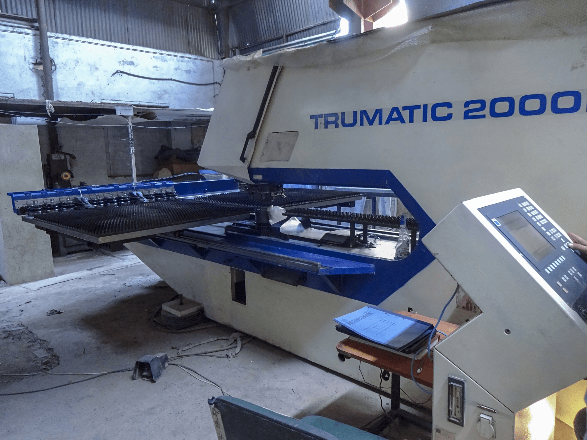 Vista frontale della macchina Trumpf Trumatic 2000 R