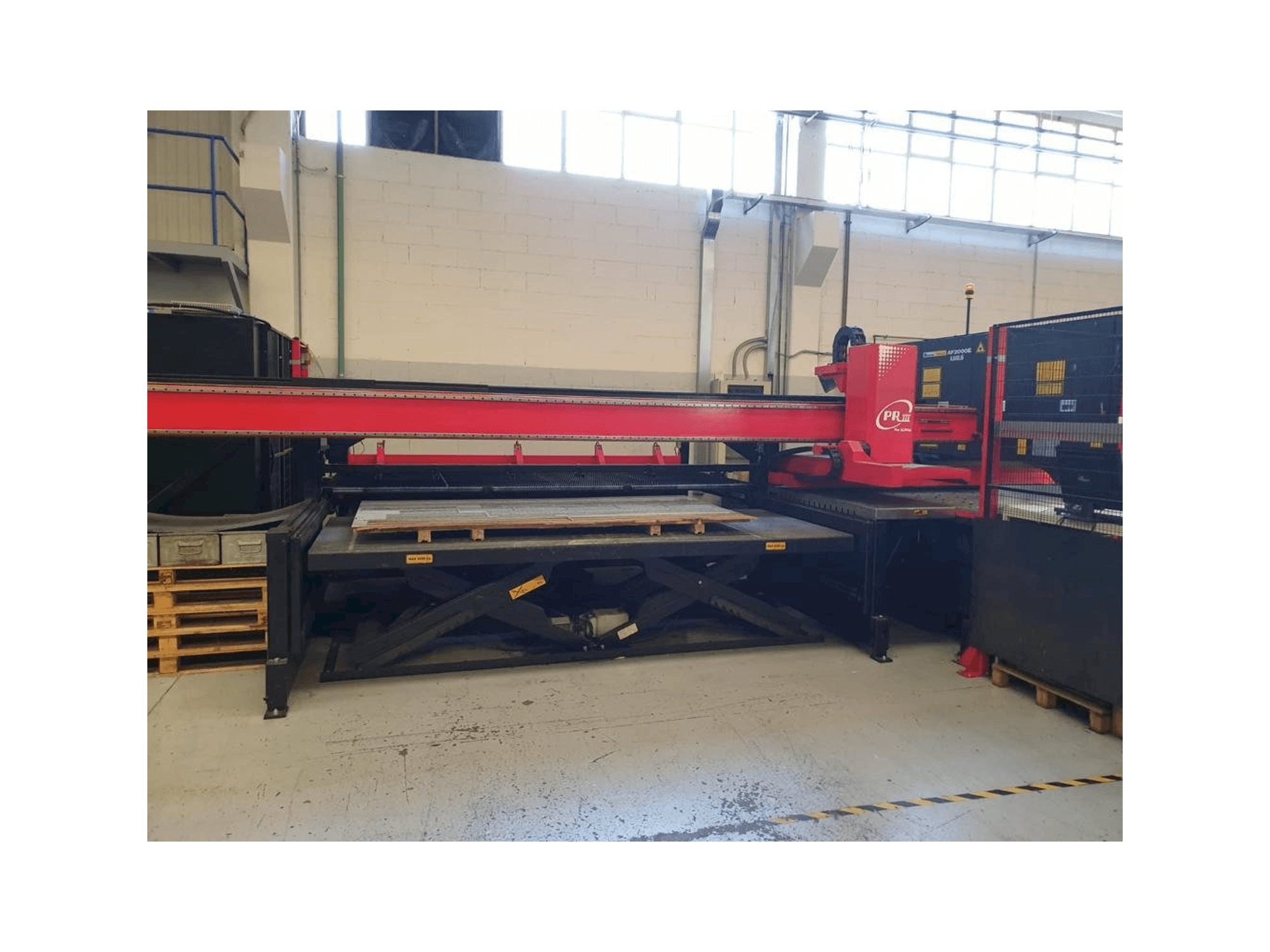 Vista frontale della macchina AMADA LC 2415 ALFA IV