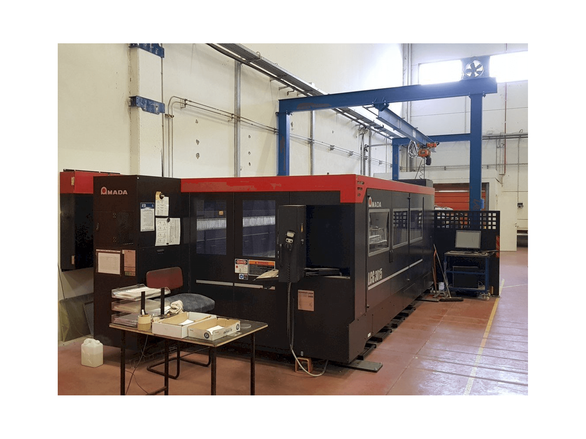 Vista frontale della macchina AMADA Lcg 3015