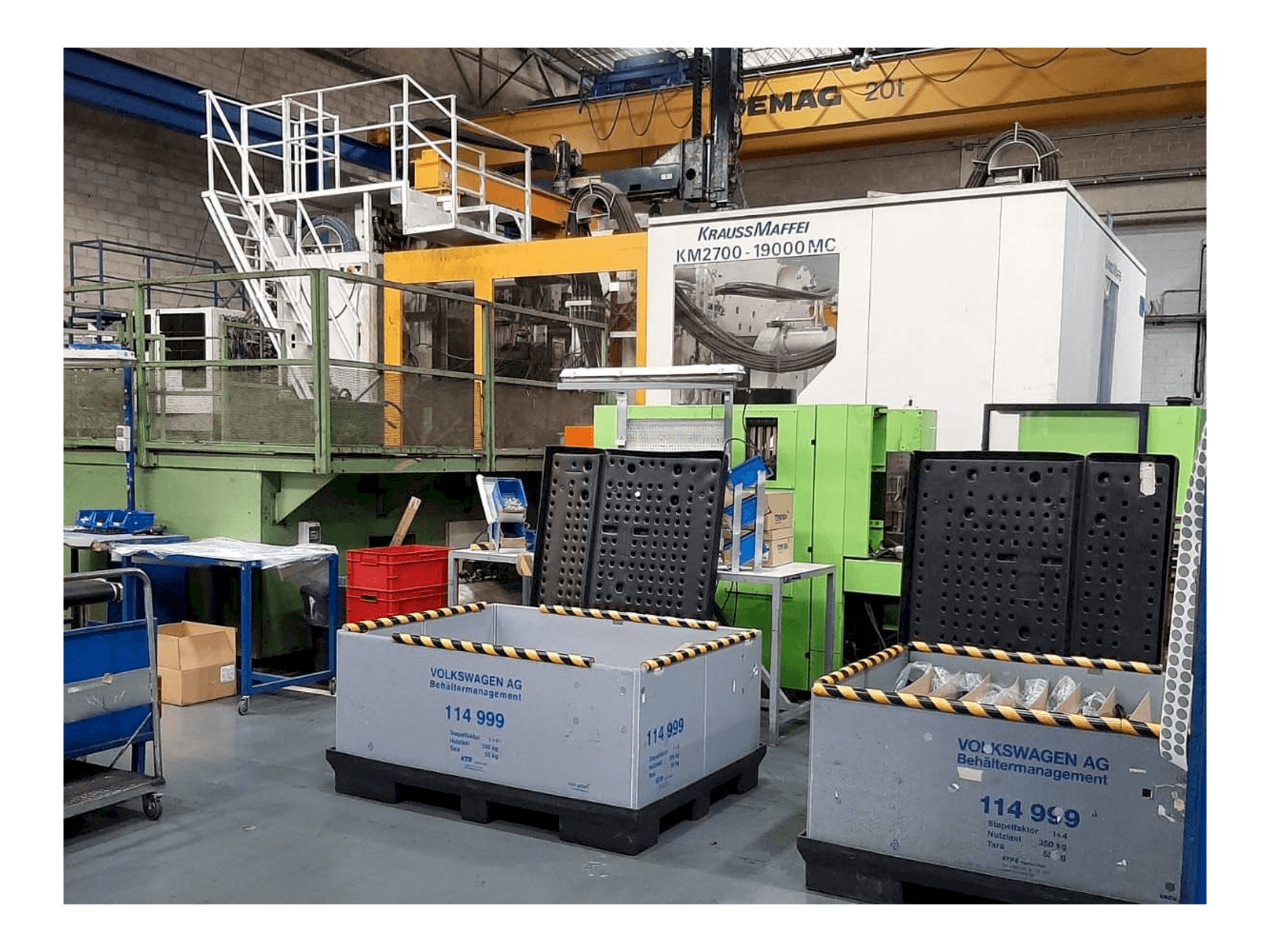 Vista frontale della macchina Krauss Maffei 2700/19000 MC