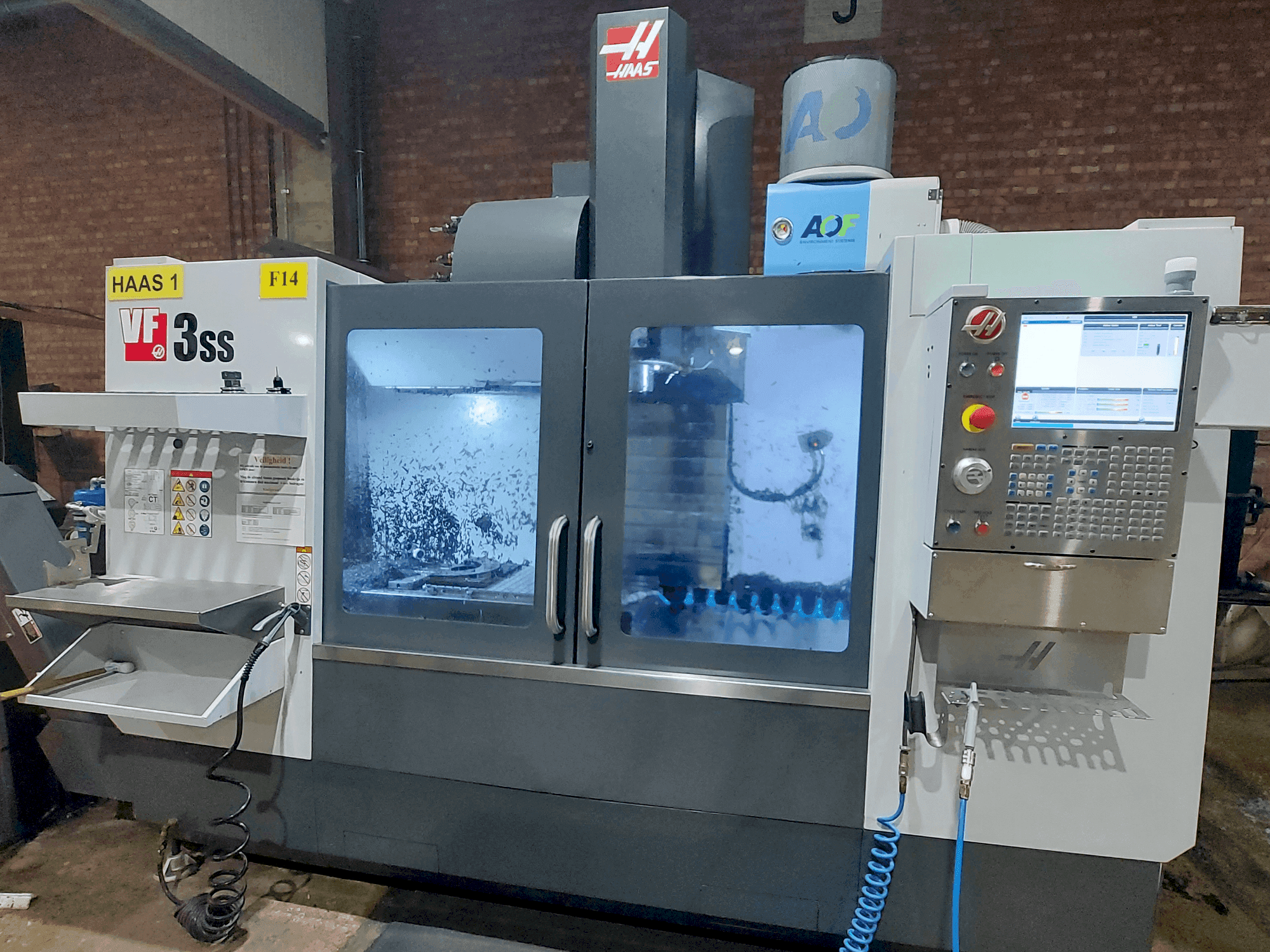 Vista frontale della macchina HAAS VF-3SS