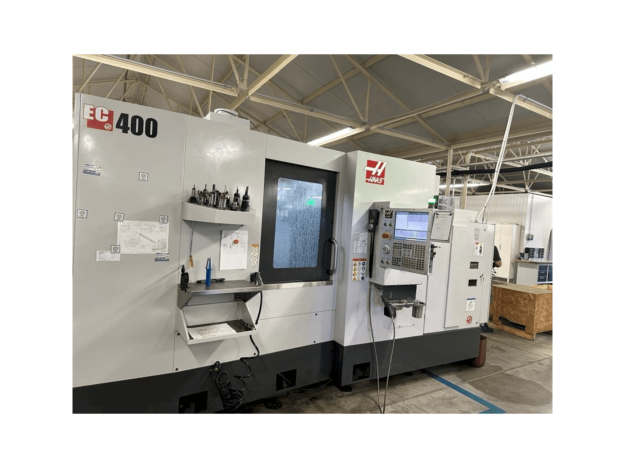 Vista frontale della macchina HAAS EC-400