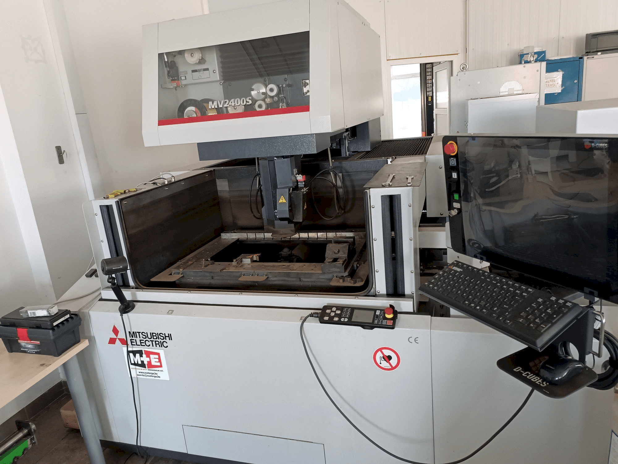 Vista frontale della macchina Mitsubishi MV2400S