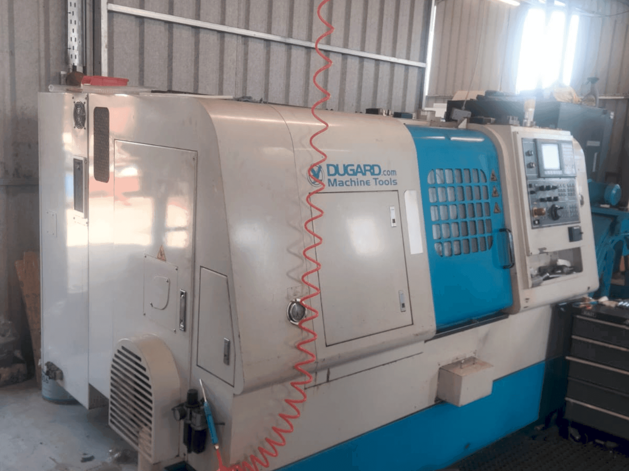 Vista frontale della macchina Dugard Eagle 200