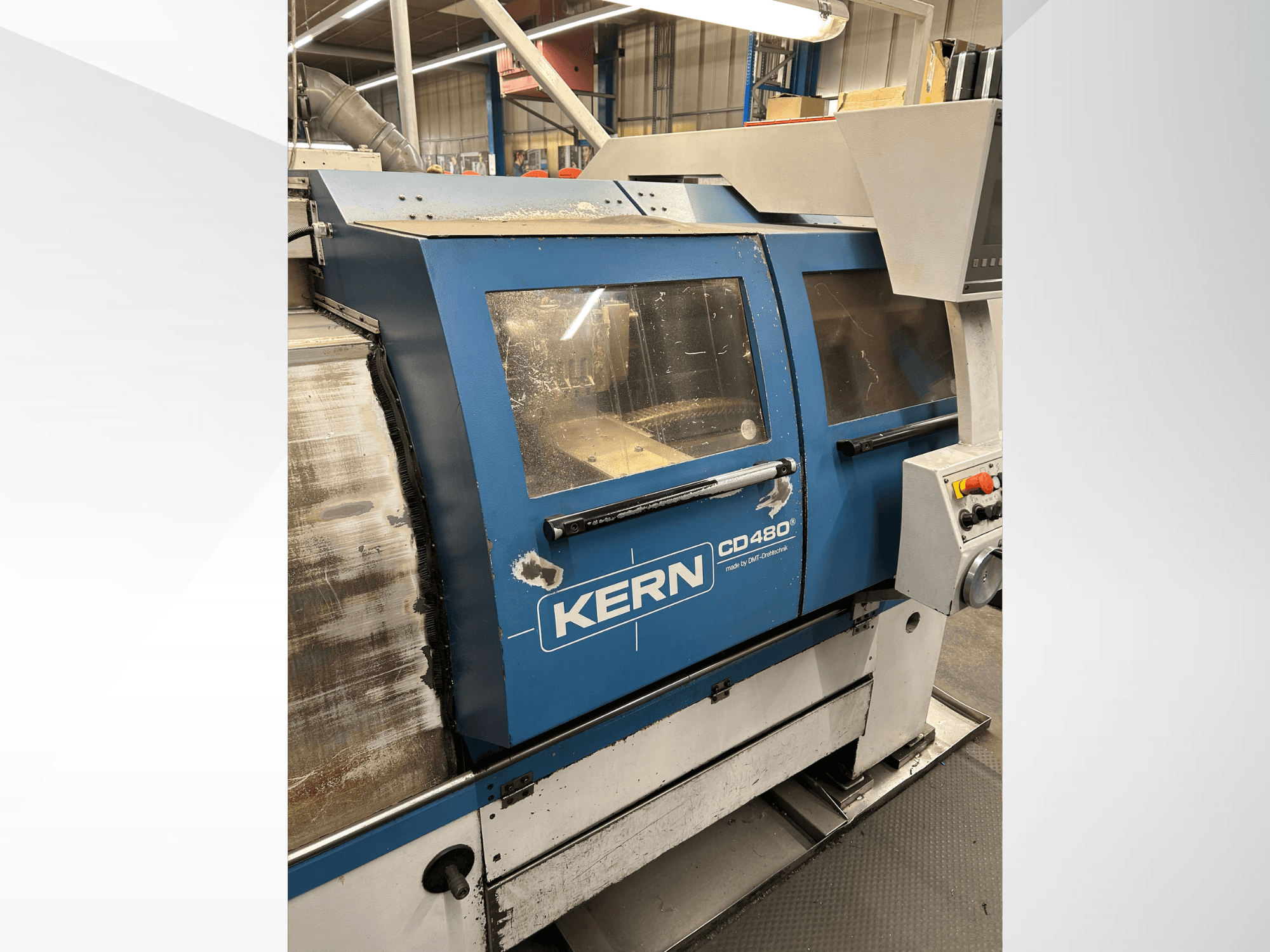 Tornio orizzontale DMT Kern CD480, vista laterale con pannello di controllo, ampie finestre e carenatura metallica.