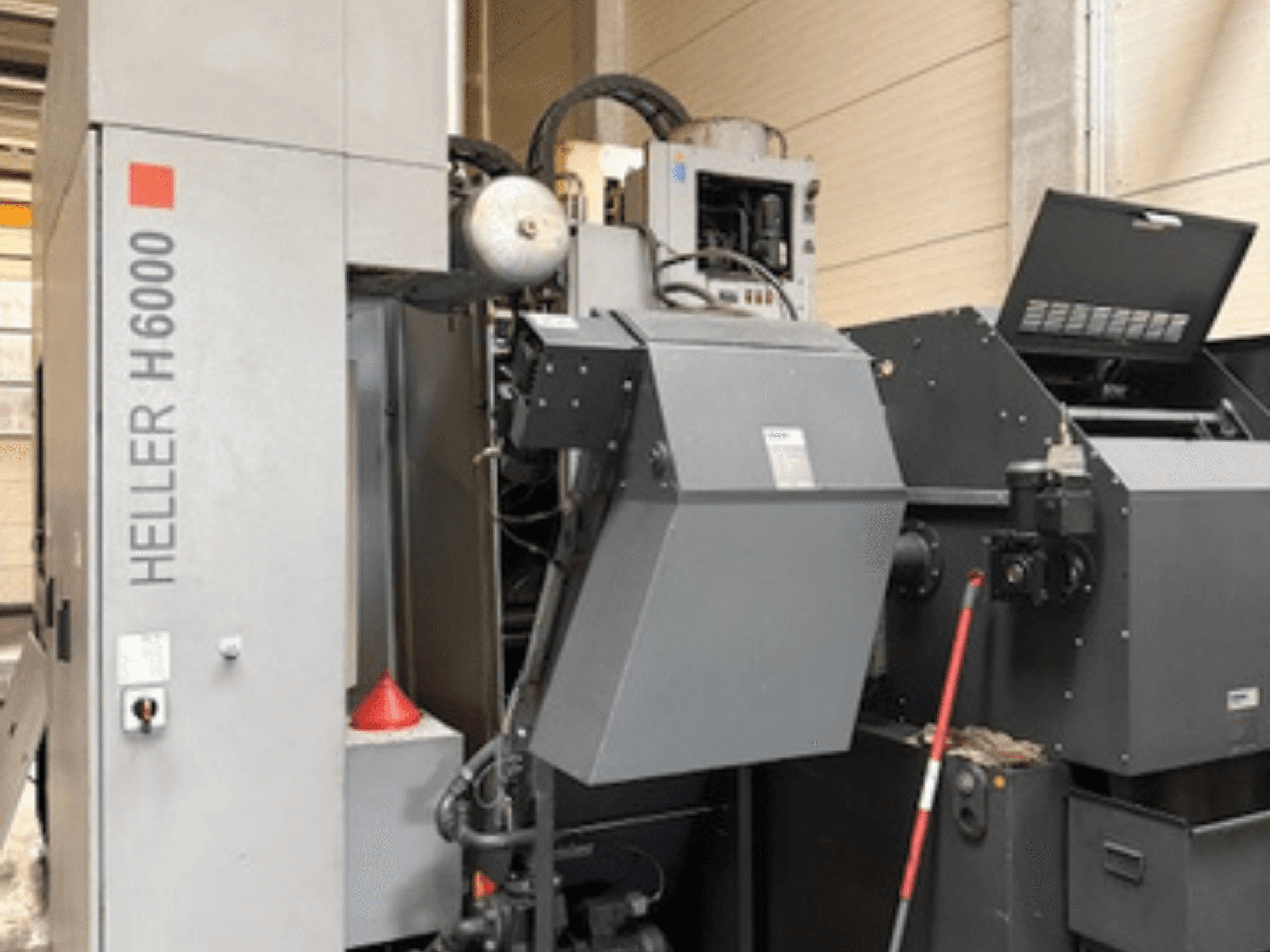Centro di lavorazione orizzontale HELLER H6000 visto frontalmente, con in primo piano il pannello di comando e i componenti della macchina.