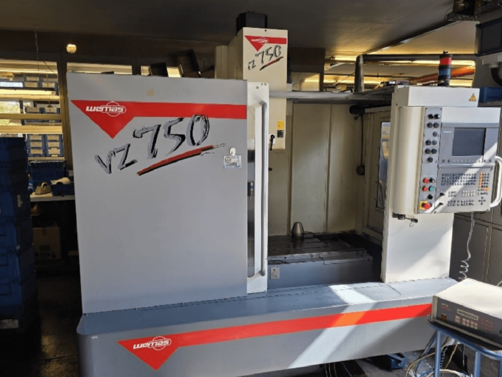 Centro di lavoro verticale WEMAS VZ 750 CENTURY, vista frontale che mostra il pannello di controllo e l'area di lavoro.