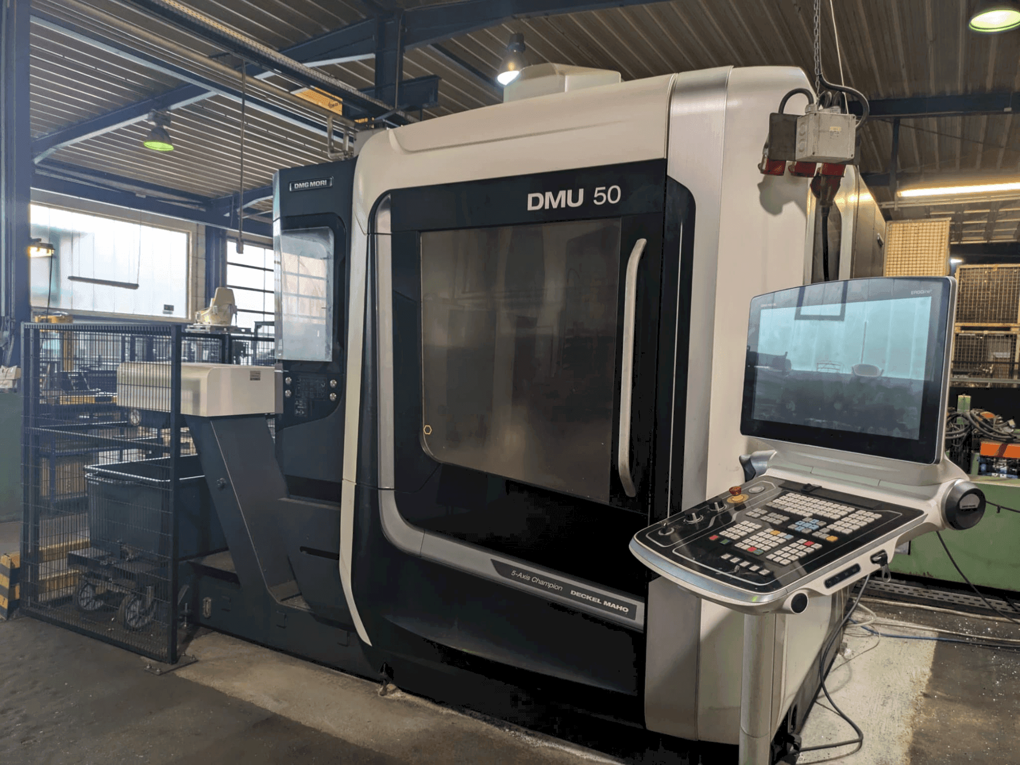 Vista frontale della macchina DMG MORI DMU 50 3rd Gen