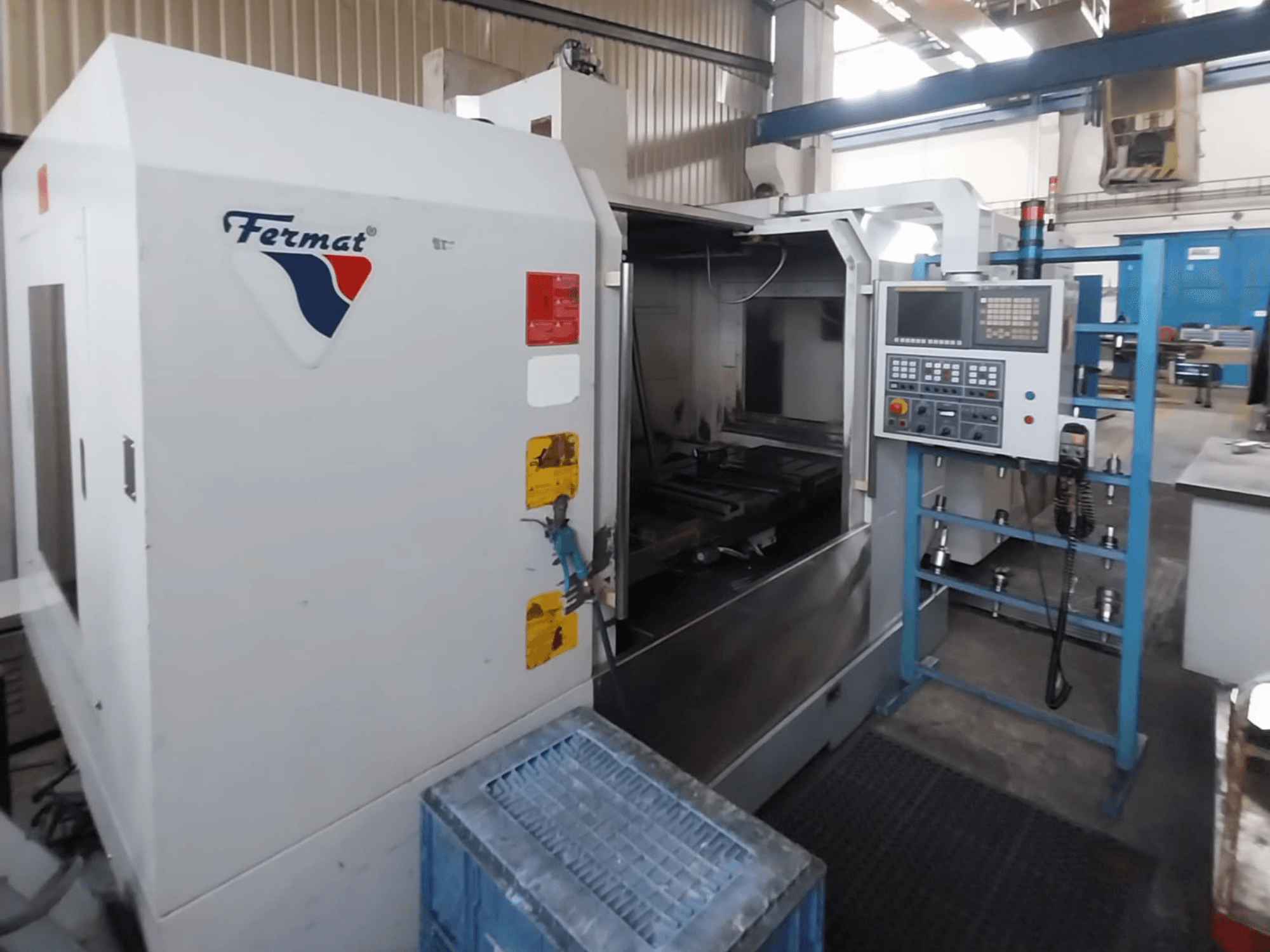 Centro di lavoro verticale FERMAT VMF 1000, vista frontale, che mostra il pannello di controllo e l'interno della macchina.