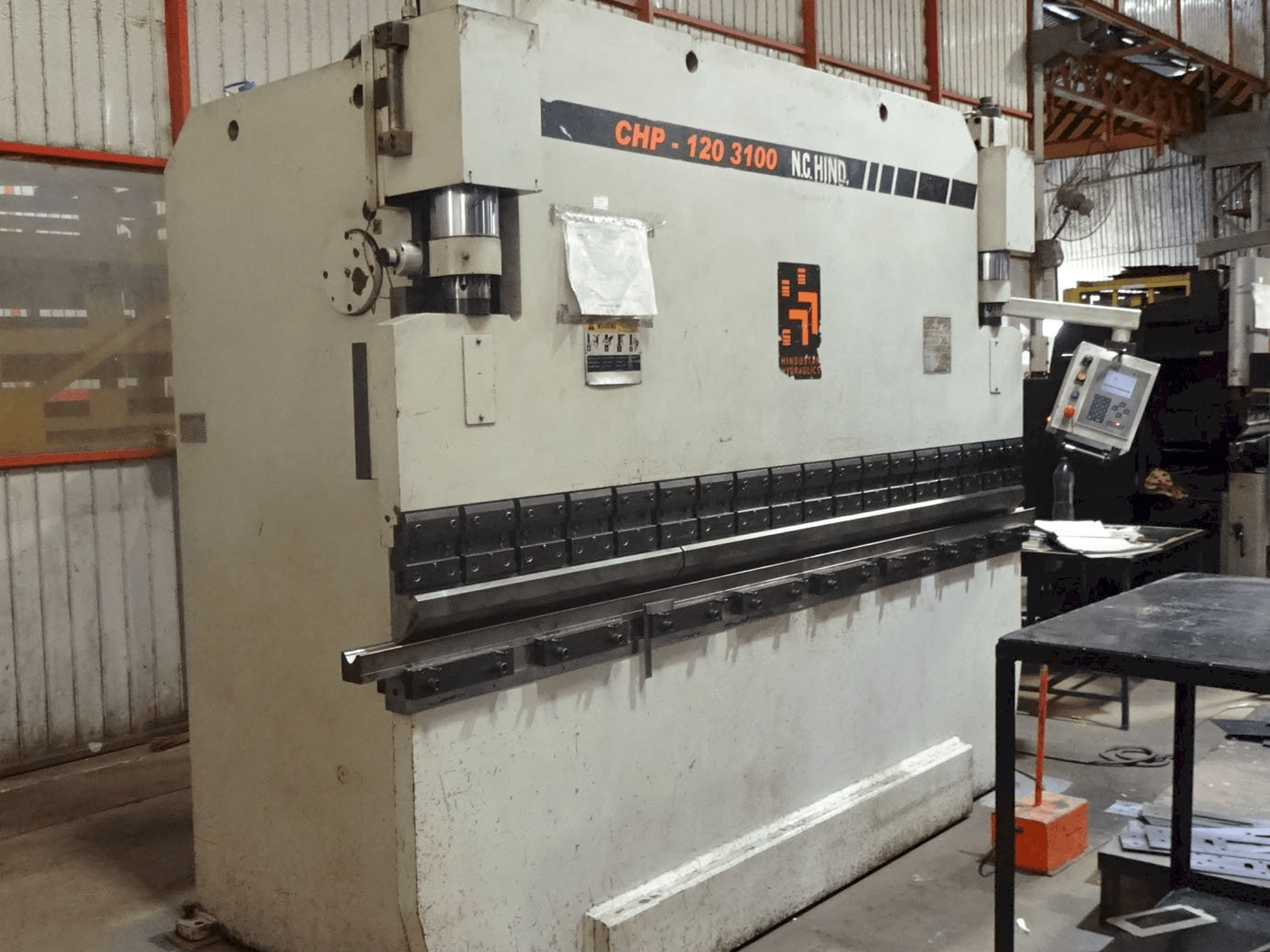 Vista lato sinistro della macchina Hindustan Hydraulics CHP 120