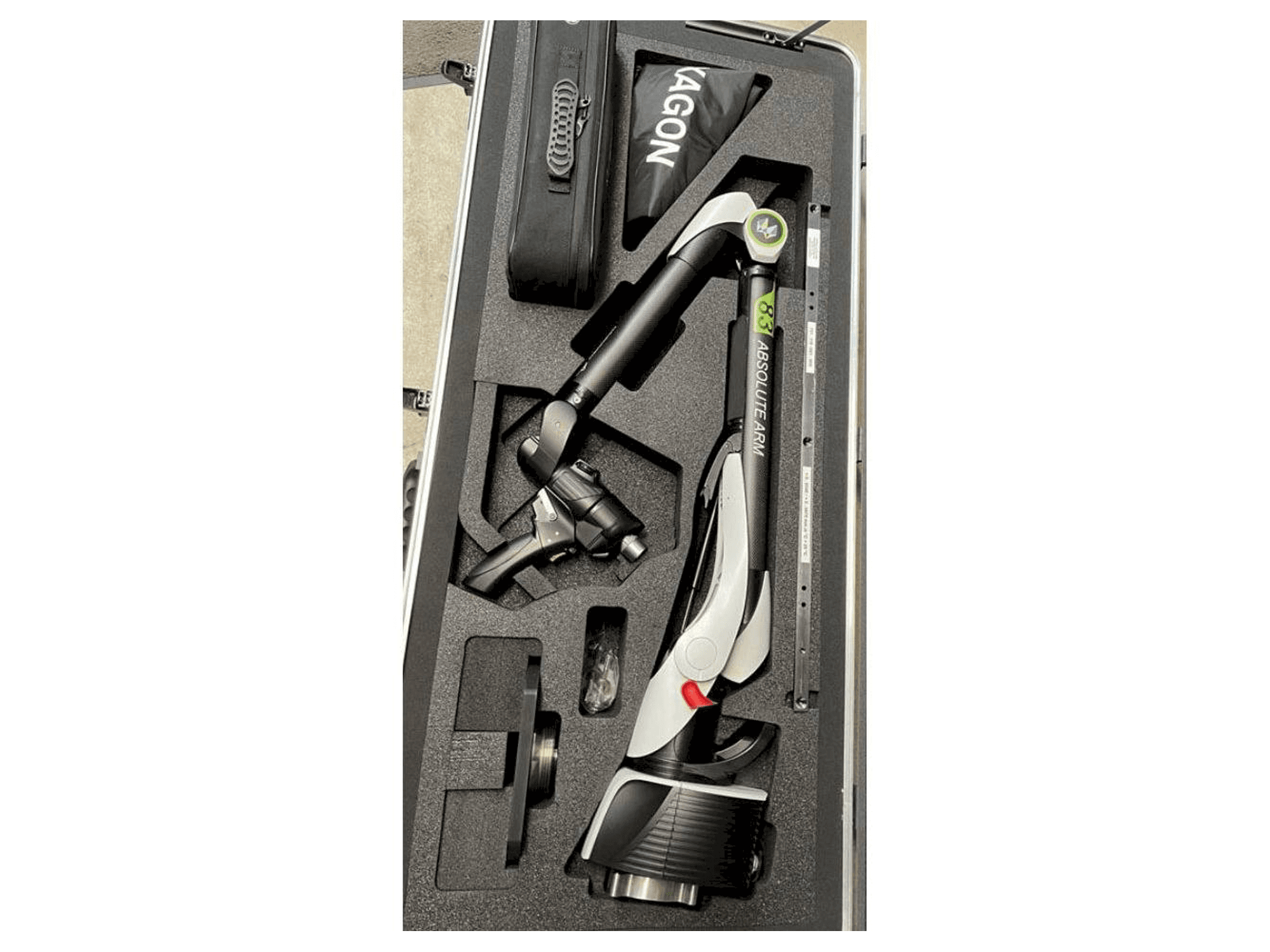 Vista frontale della macchina Hexagon RA8 V1