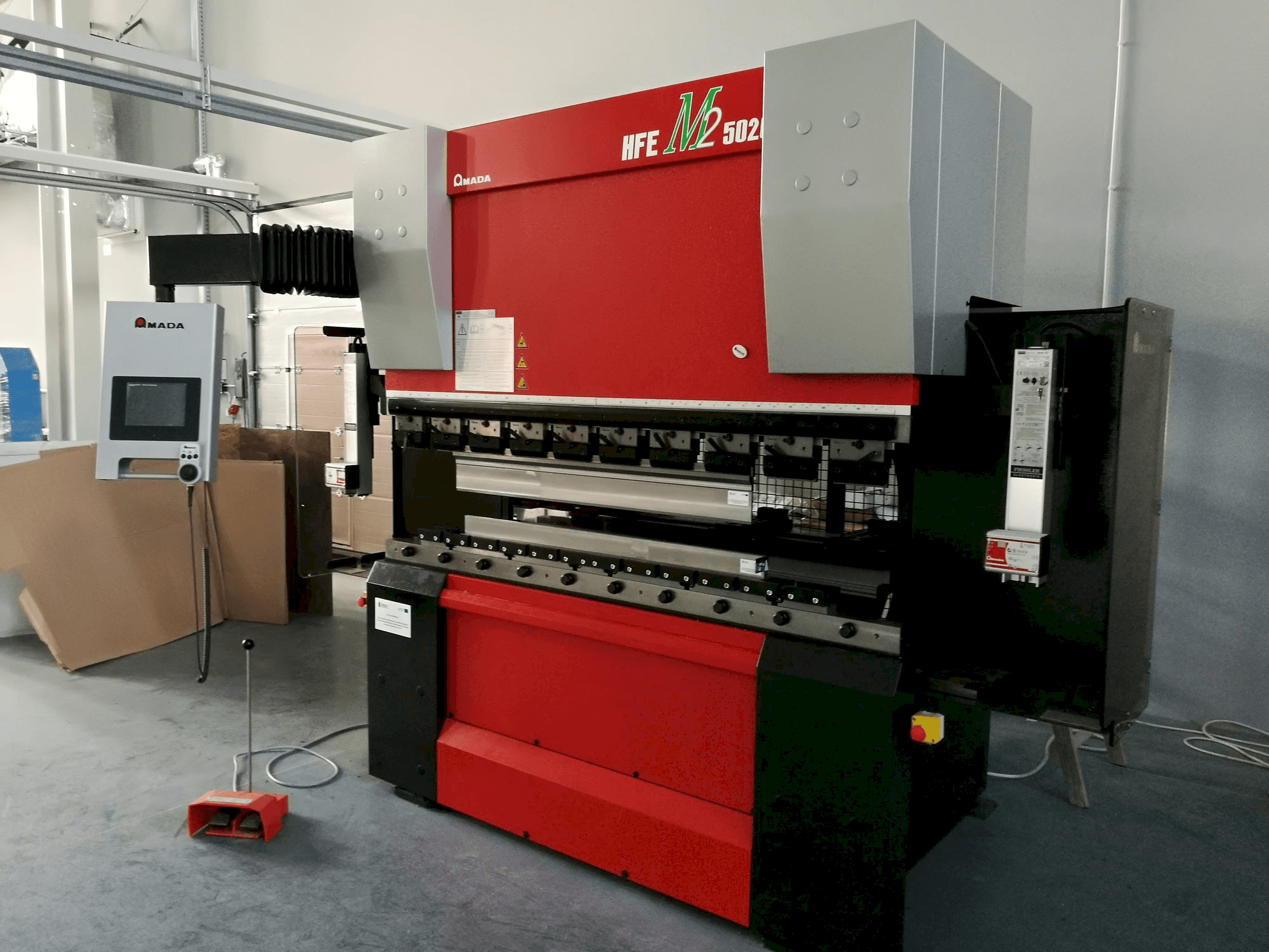 Vista frontale della macchina AMADA HFE M2 5020