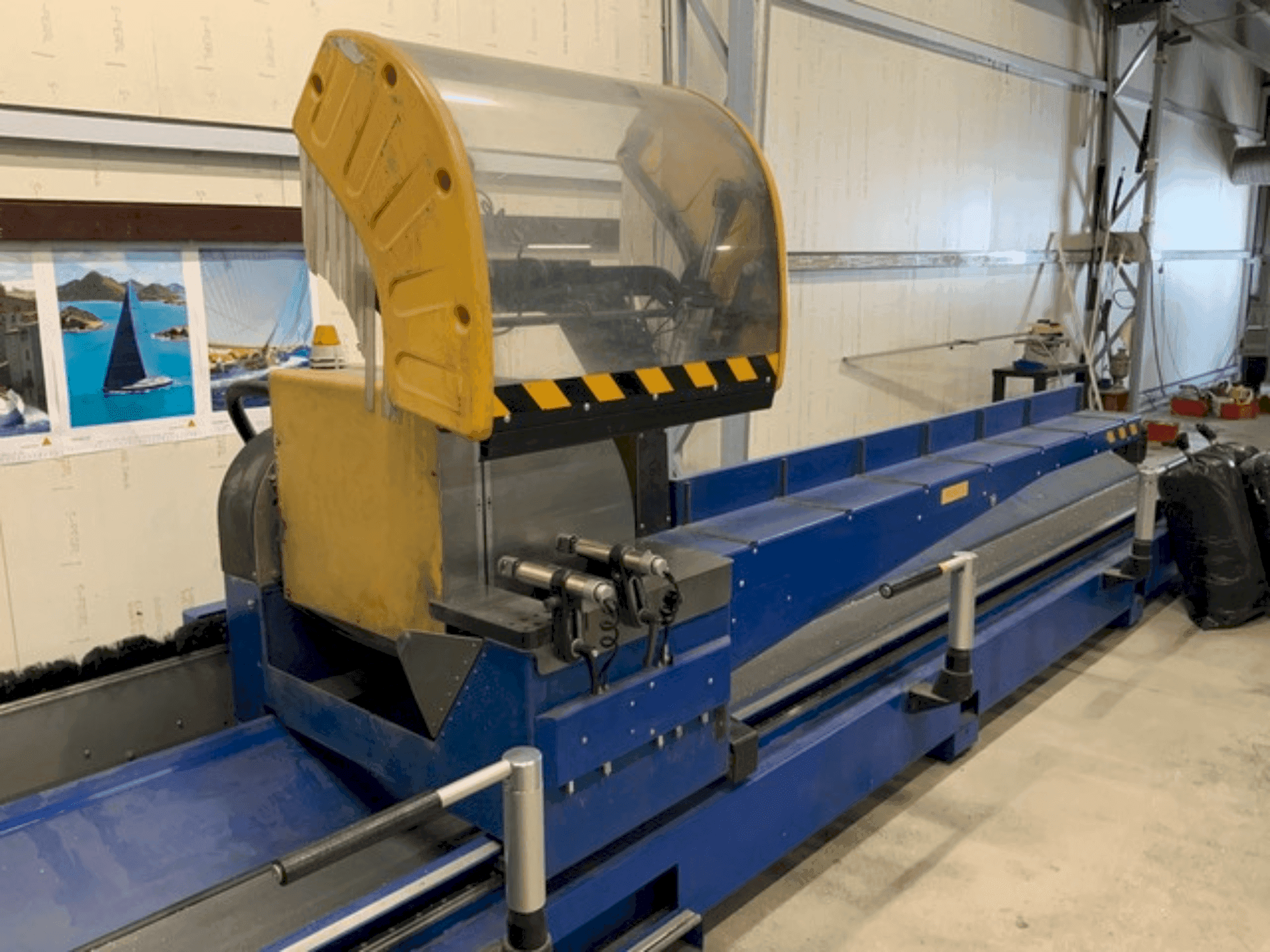 Vista frontale della macchina SCHÜCO PDG e-Cut 600