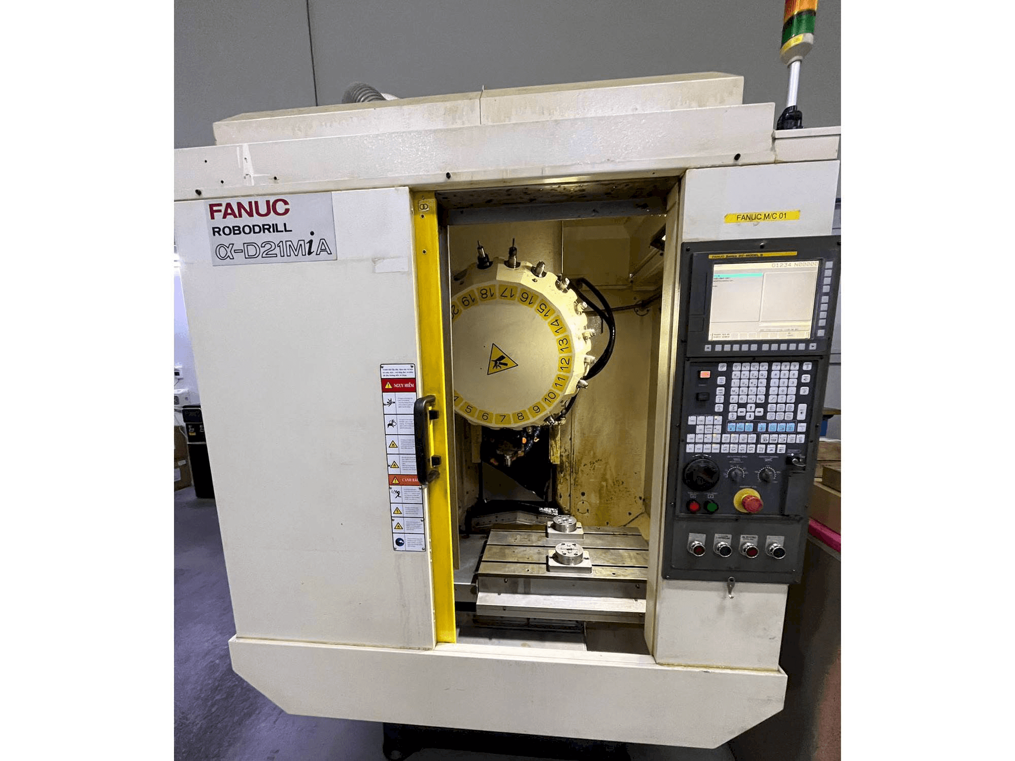 Vista frontale della macchina FANUC ROBODRILL A-D21MiA