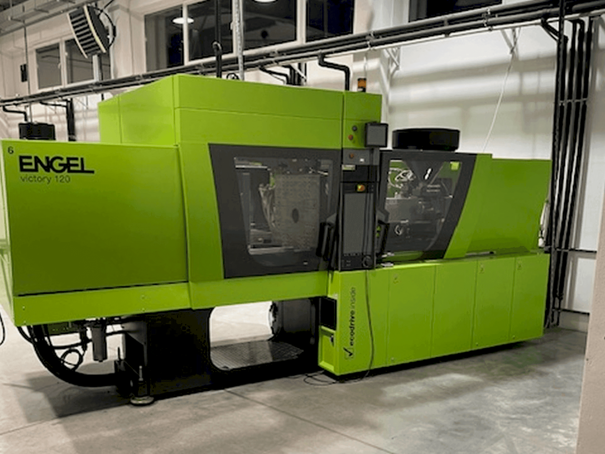 Vista frontale della macchina Engel Victory 650/120 tech