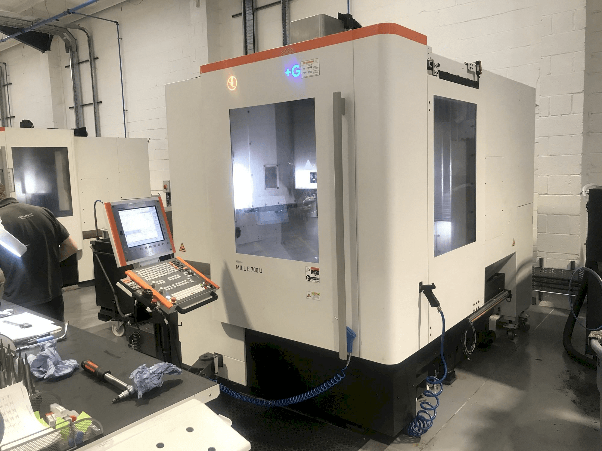 Vista frontale della macchina MIKRON Mill E 700 U