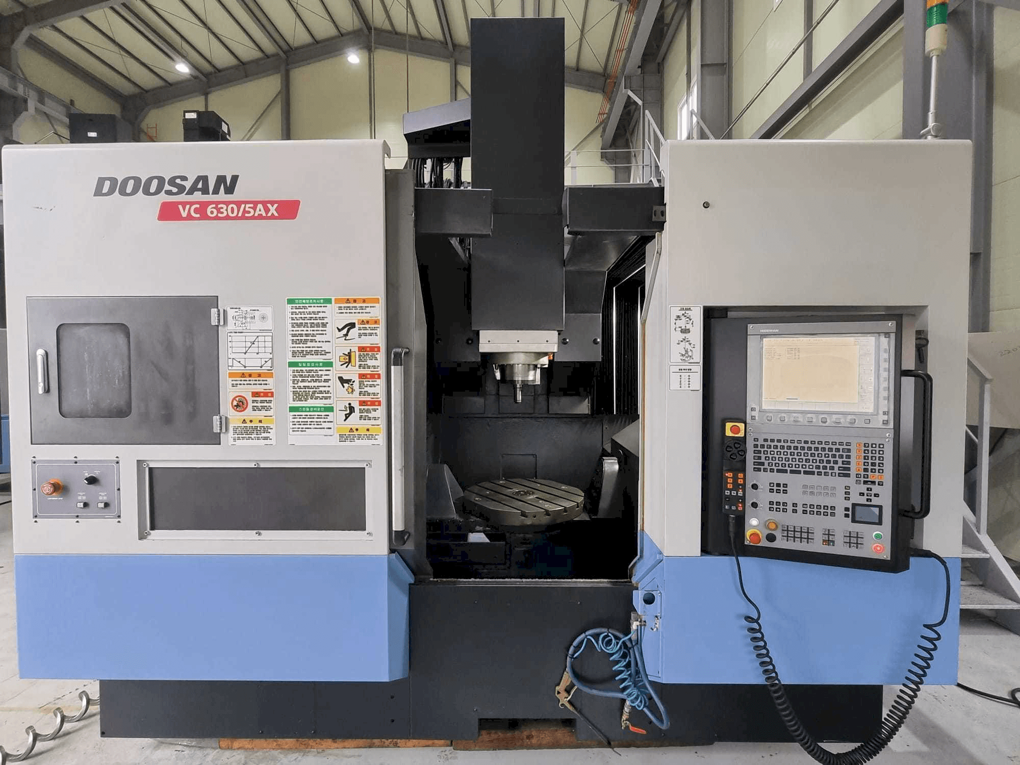 Vista frontale della macchina Doosan VC630/5AX
