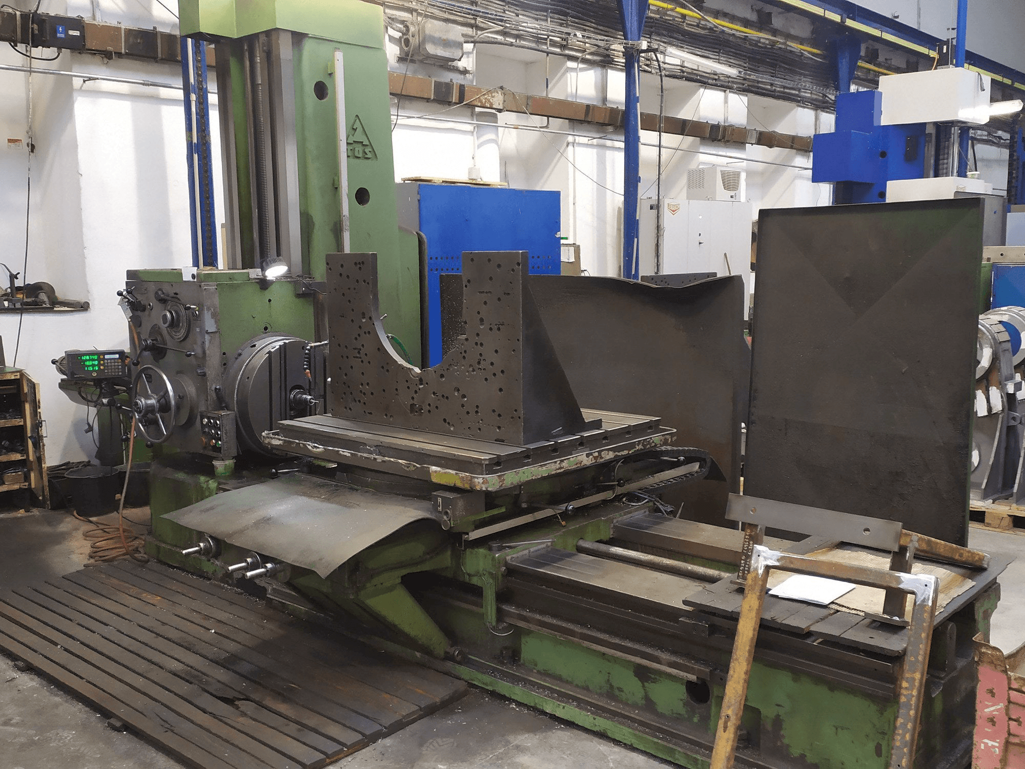 Vista frontale della macchina TOS H 100