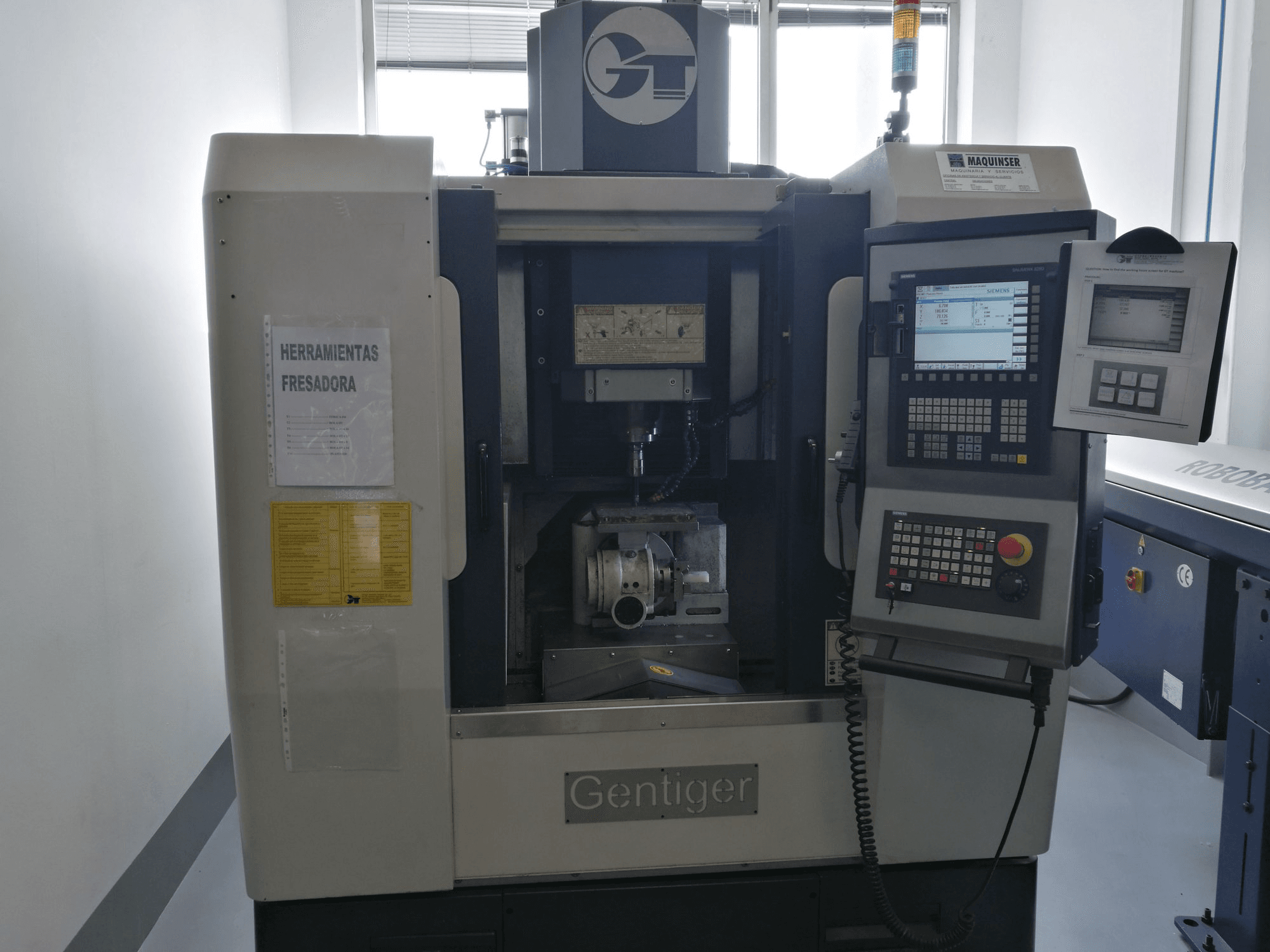 Vista frontale della macchina GENTIGER GT-45-5AX