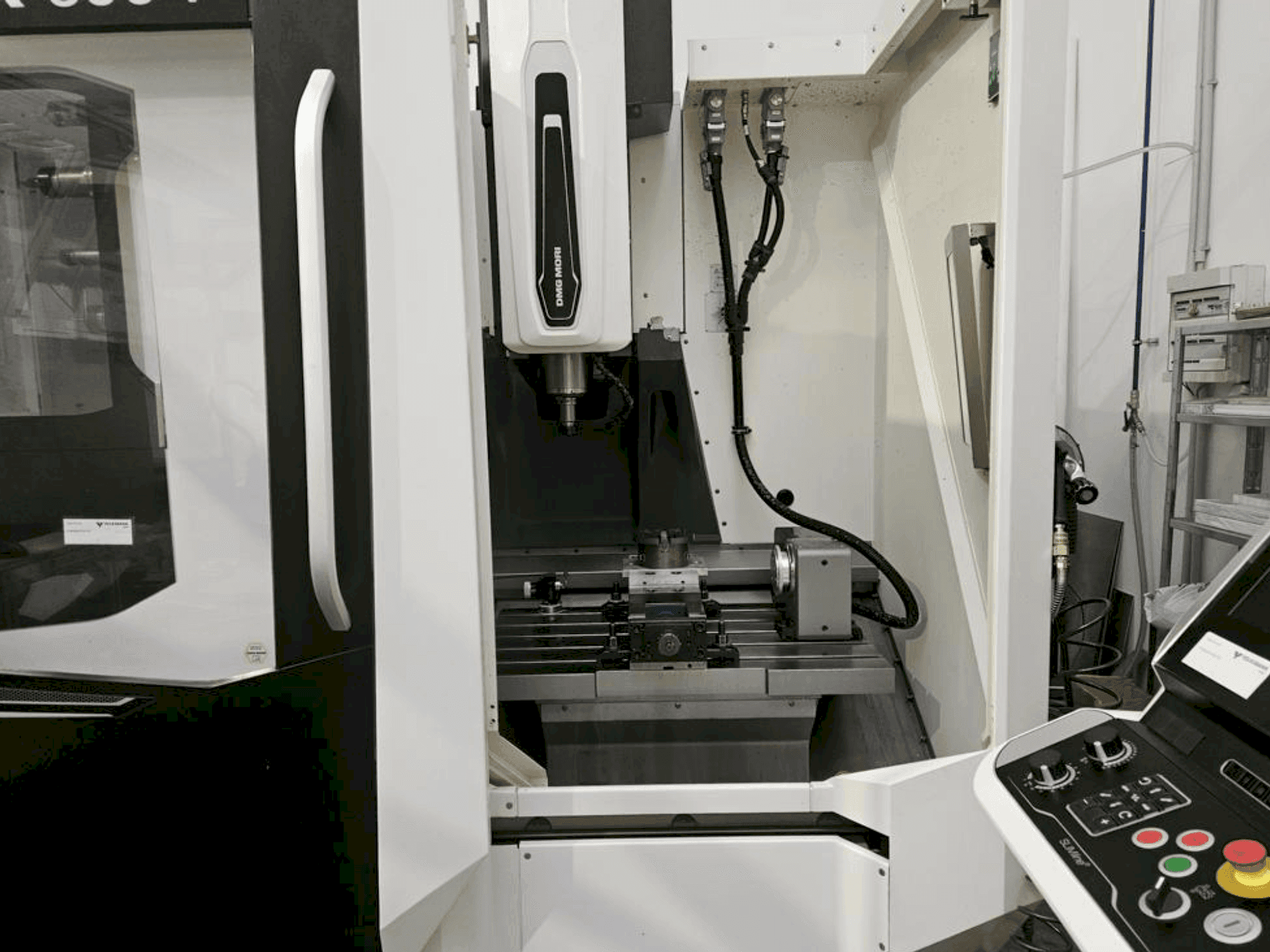 Vista frontale della macchina DMG MORI CMX 600 V