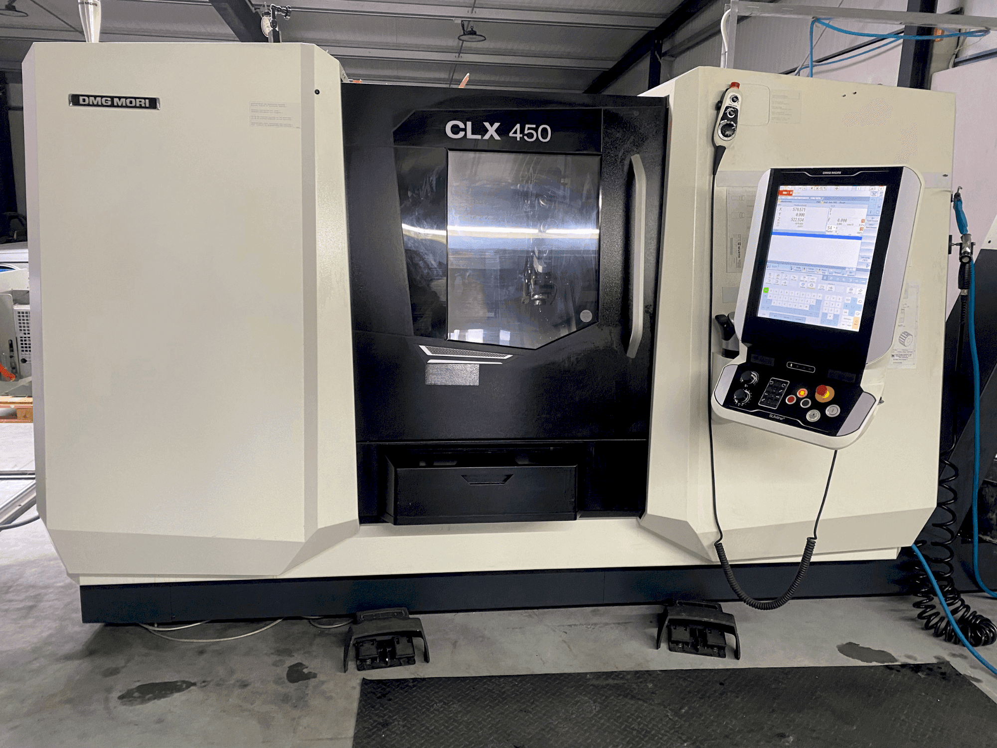 Vista frontale della macchina DMG MORI CLX 450 V6