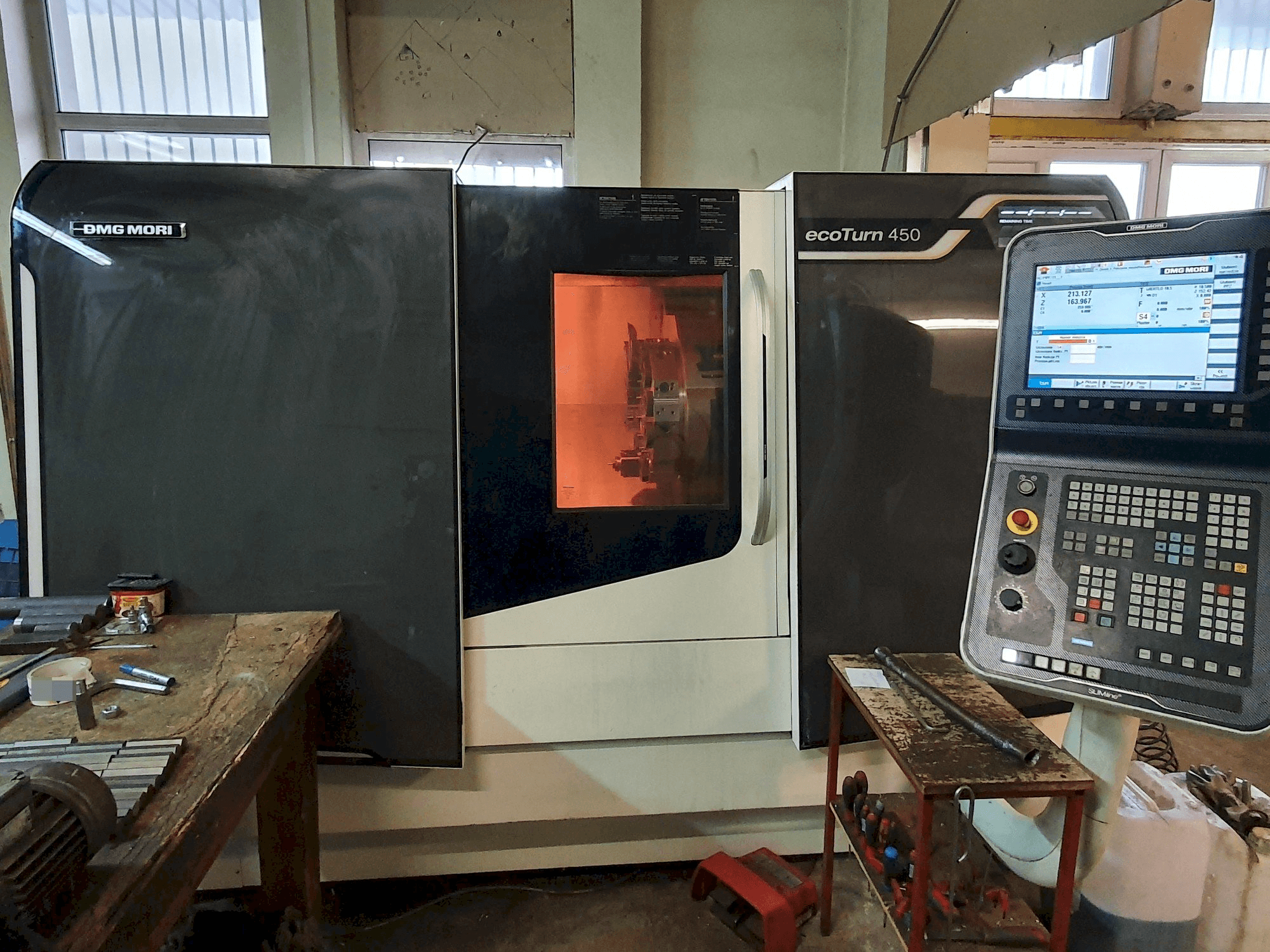 Vista frontale della macchina DMG MORI ecoTurn 450