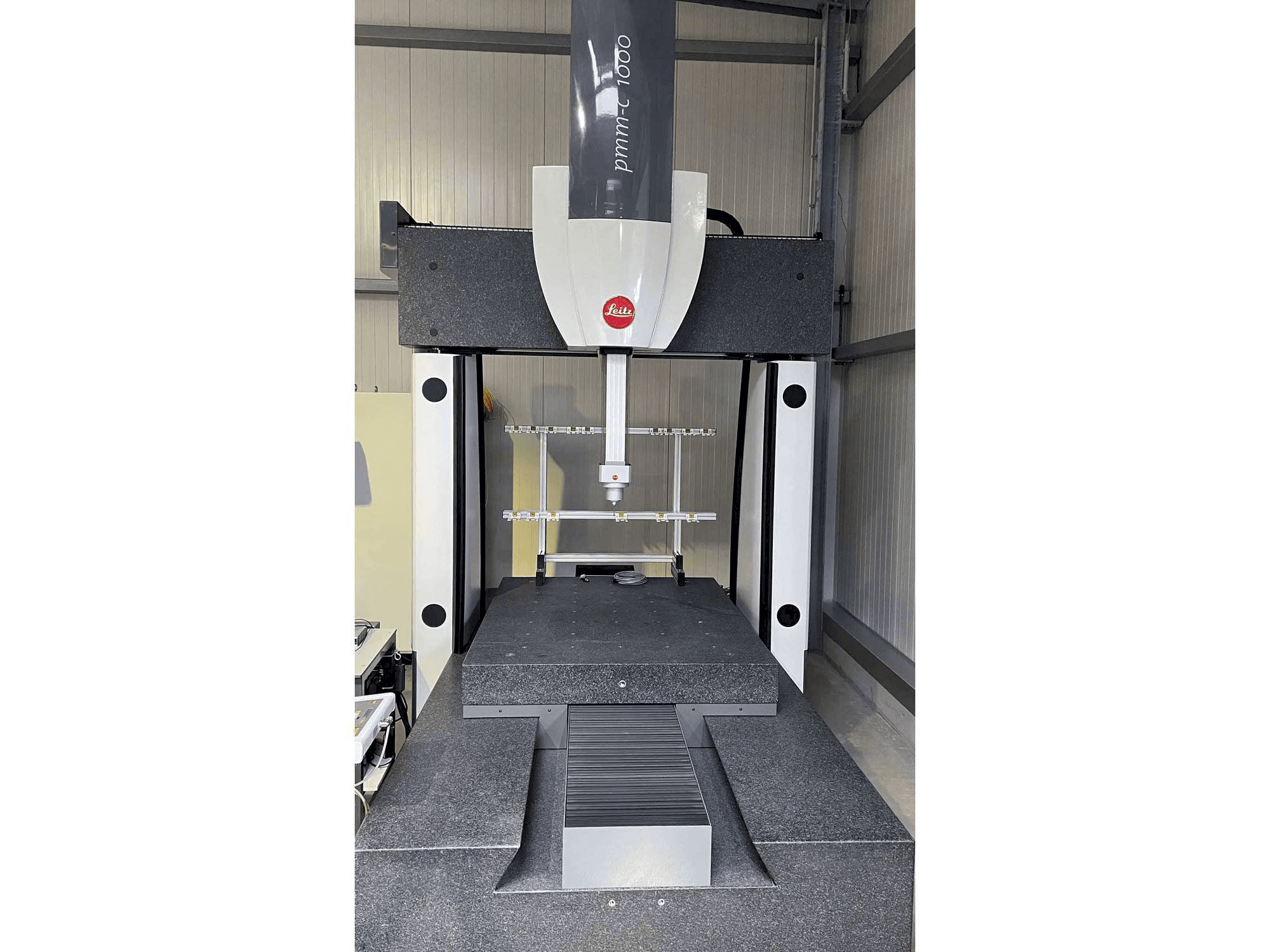 Vista frontale della macchina Hexagon PMM-C 1000