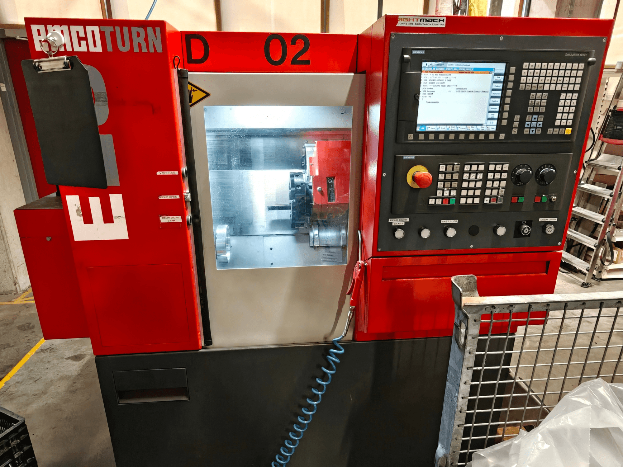 Vista frontale del tornio orizzontale EMCO TURN E25, con pannello di controllo, schermo di visualizzazione e area di lavorazione.