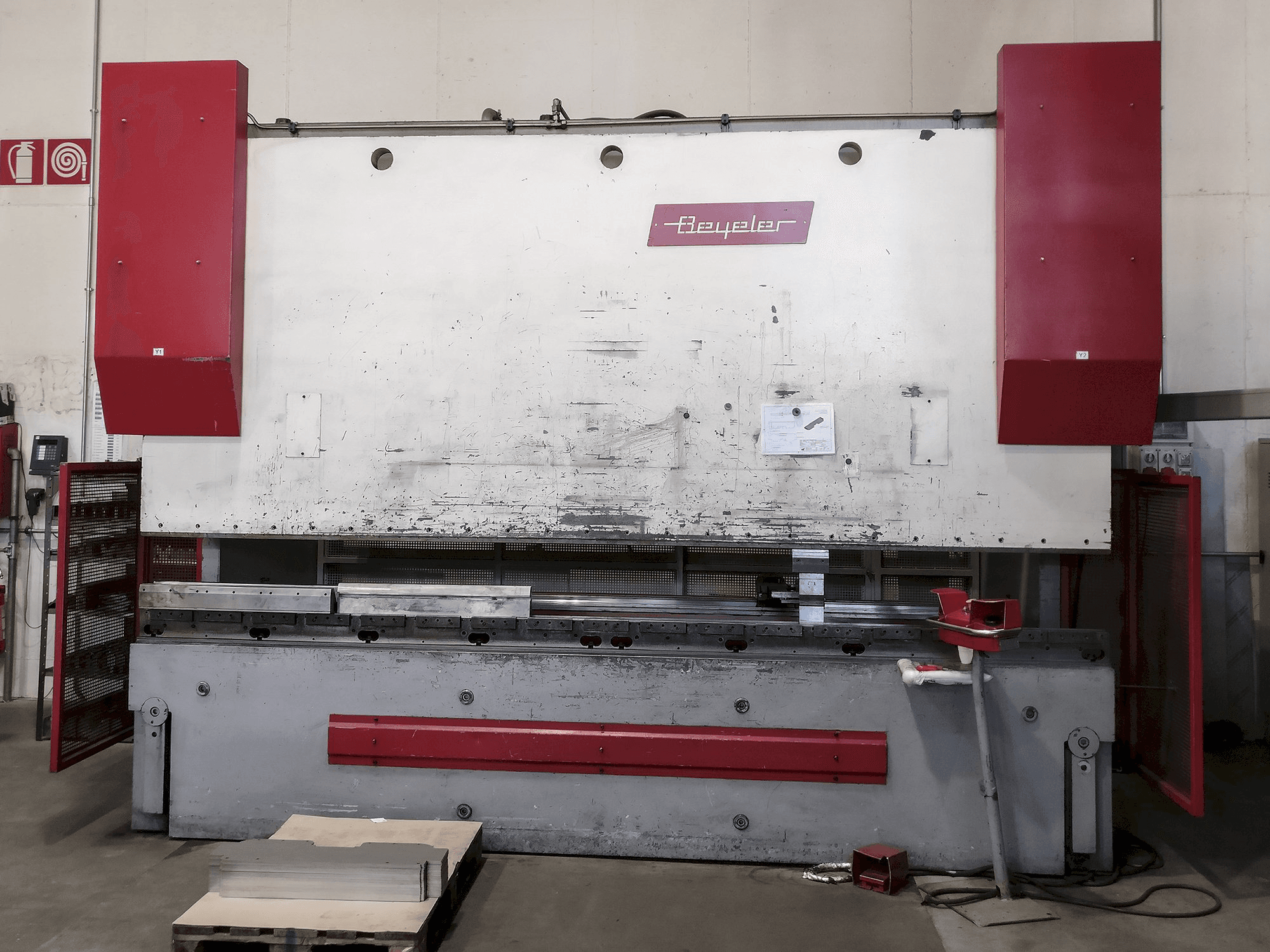 Vista frontale della macchina BEYELER PR6