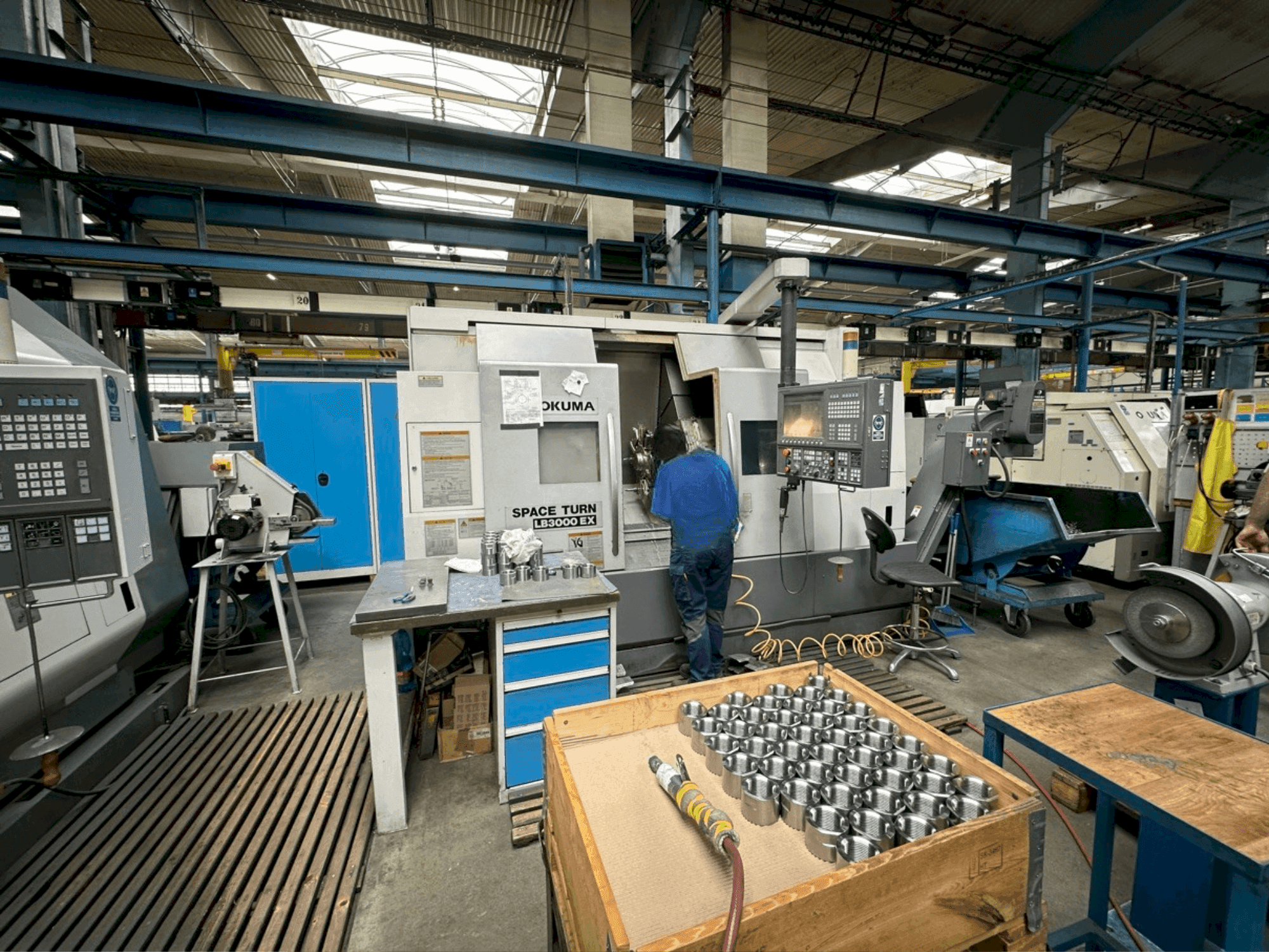 Vista frontale della macchina Okuma LB 3000 MY