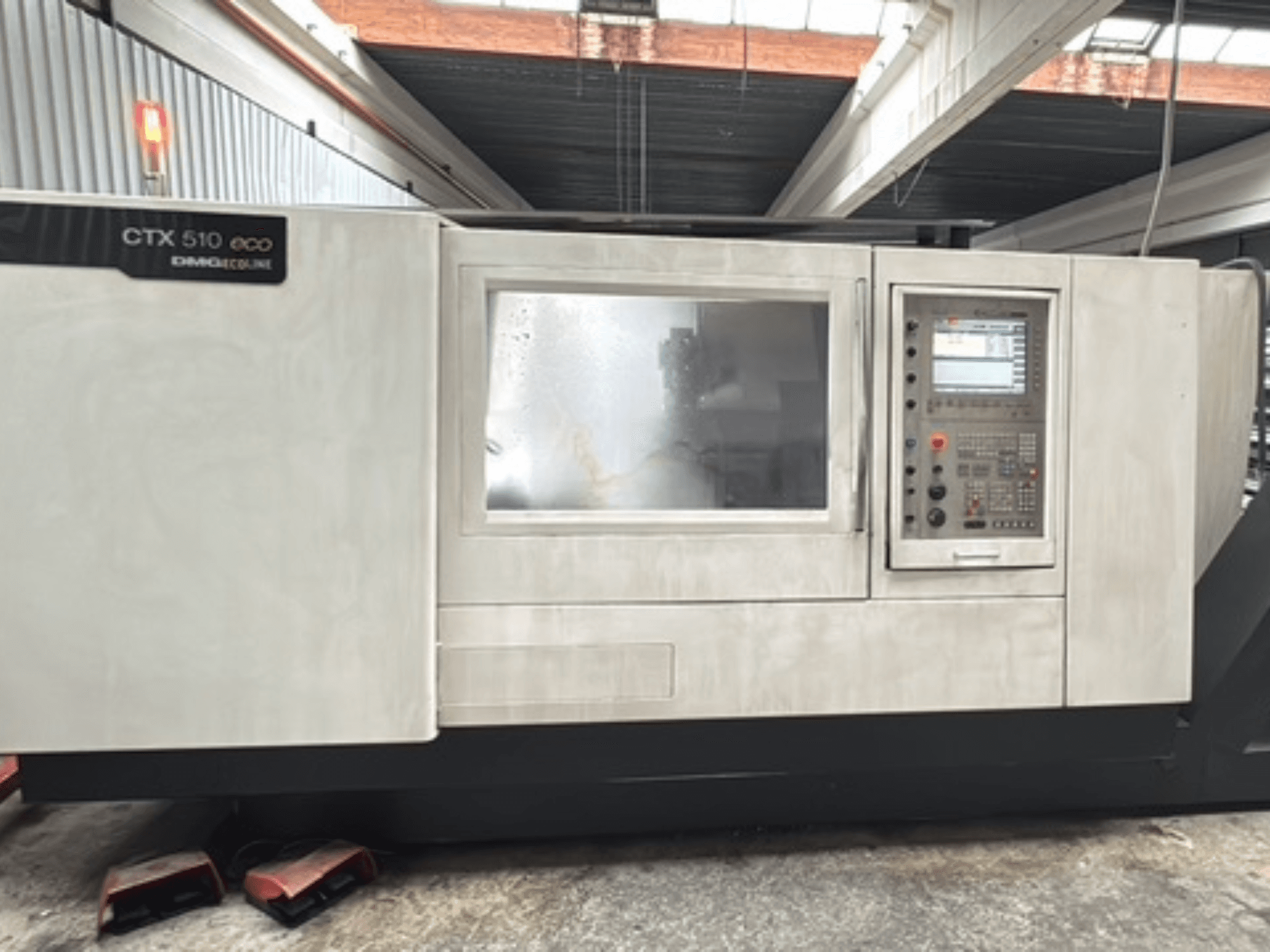 Tornio orizzontale DMG CTX 510 ecoline, vista frontale, con in primo piano il pannello di comando e la finestra sul corpo macchina.