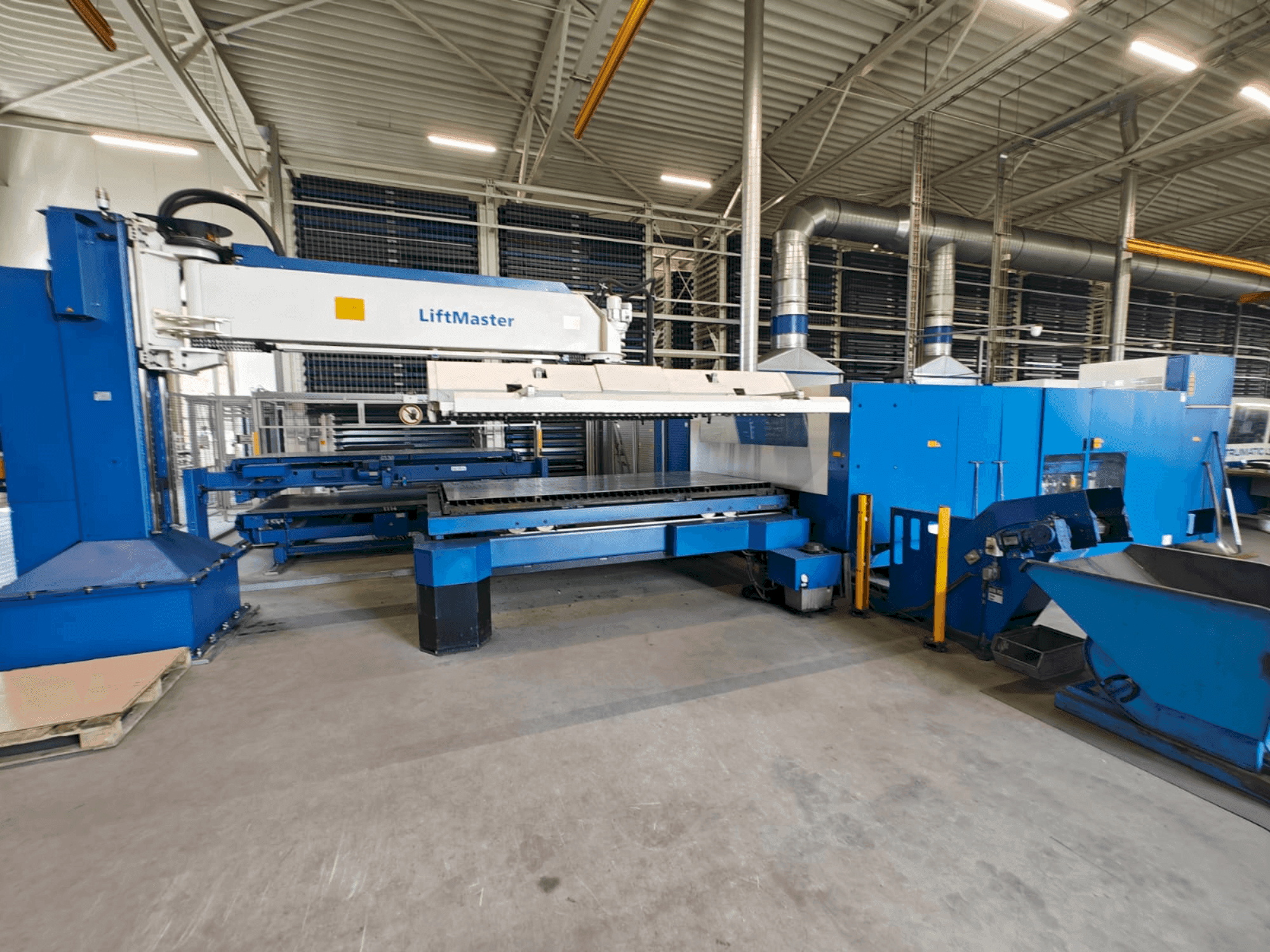 Vista frontale della macchina TRUMPF TruLaser 5030 classic 6,0kW + LiftMaster