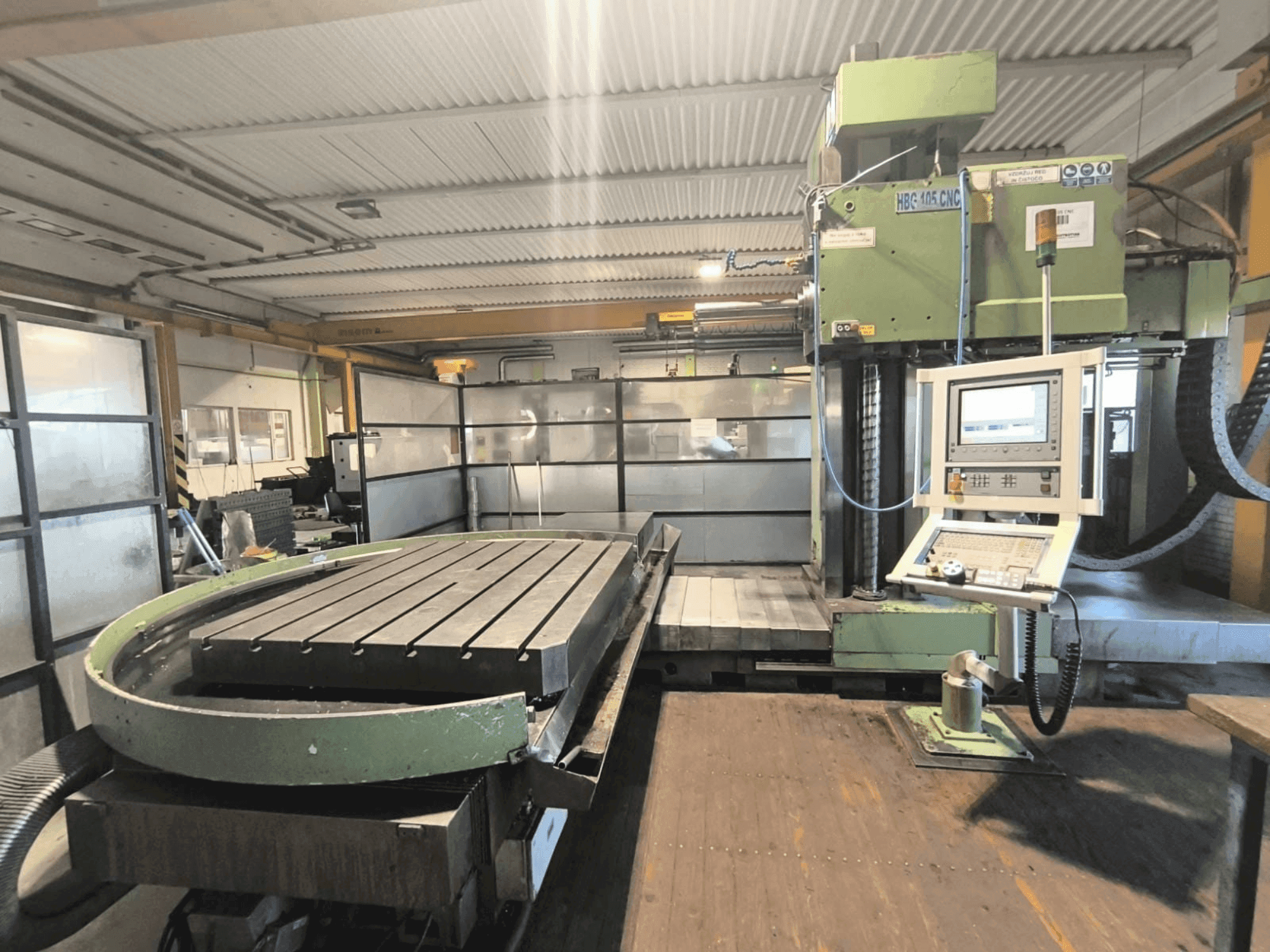 Vista frontale della macchina MONTAVAR HBG 105 CNC