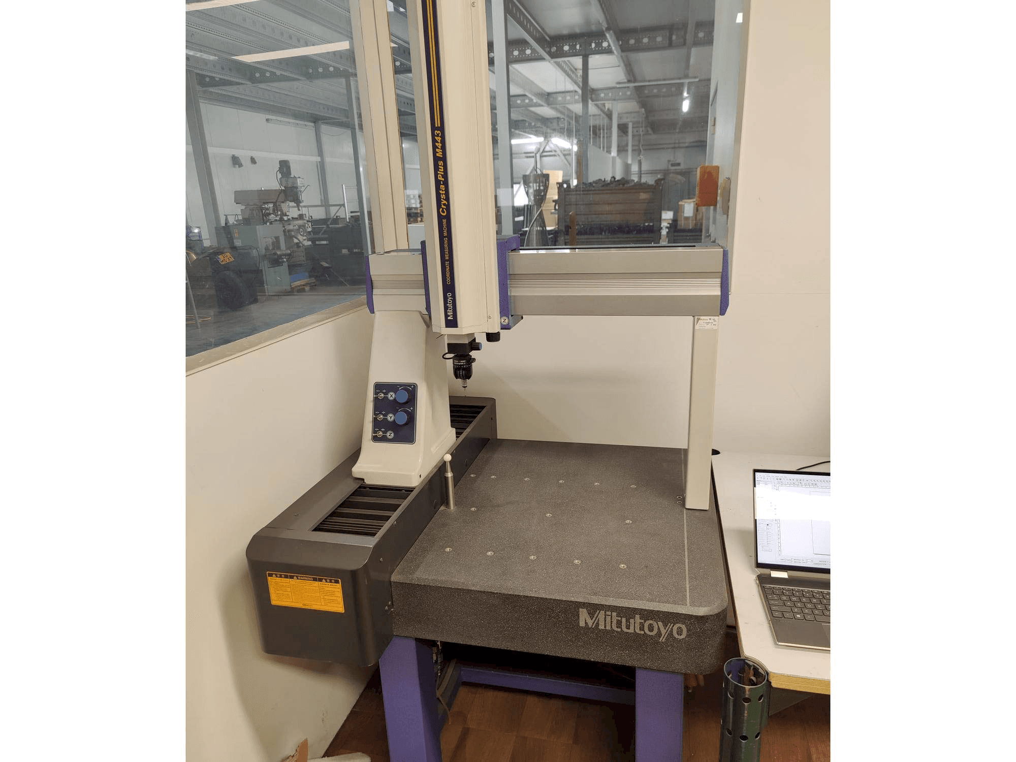 Vista frontale della macchina Mitutoyo Crysta-Plus M443