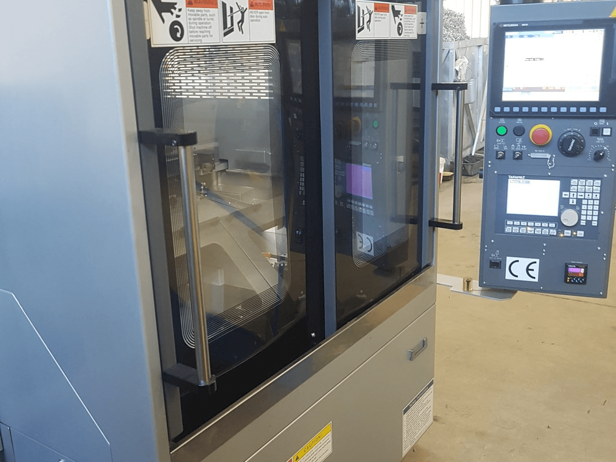 Vista frontale della macchina Takamaz XW-30 Plus