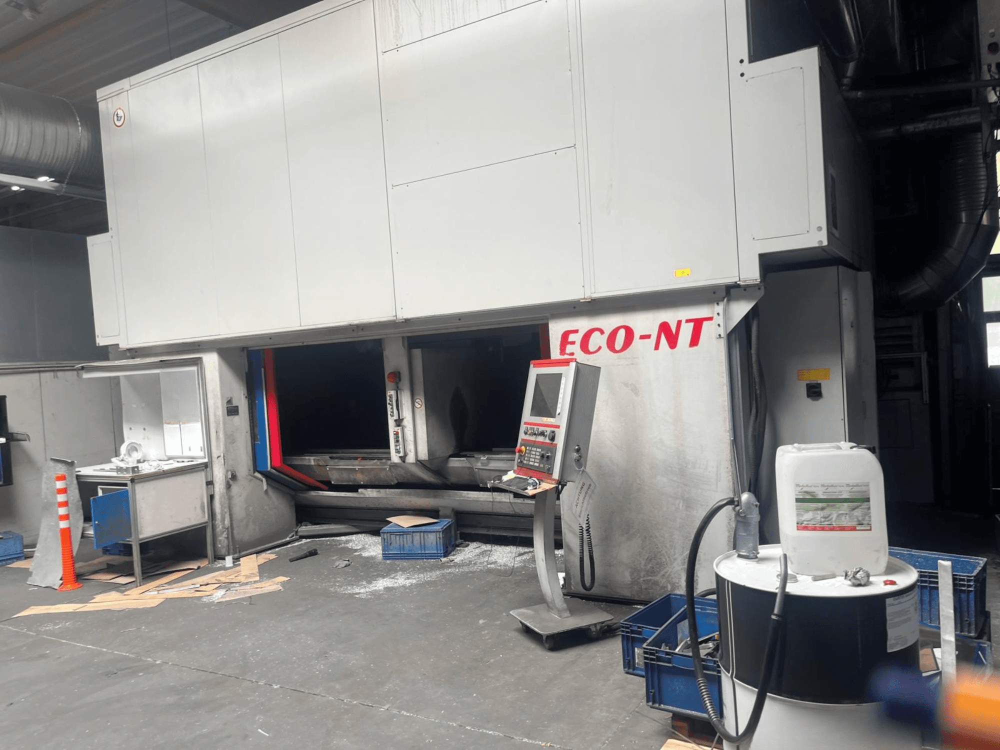 Vista frontale del centro di lavorazione verticale ECO-NT di Hamuel Reichenbacher, con pannello di comando, serbatoio del refrigerante e area di lavoro.