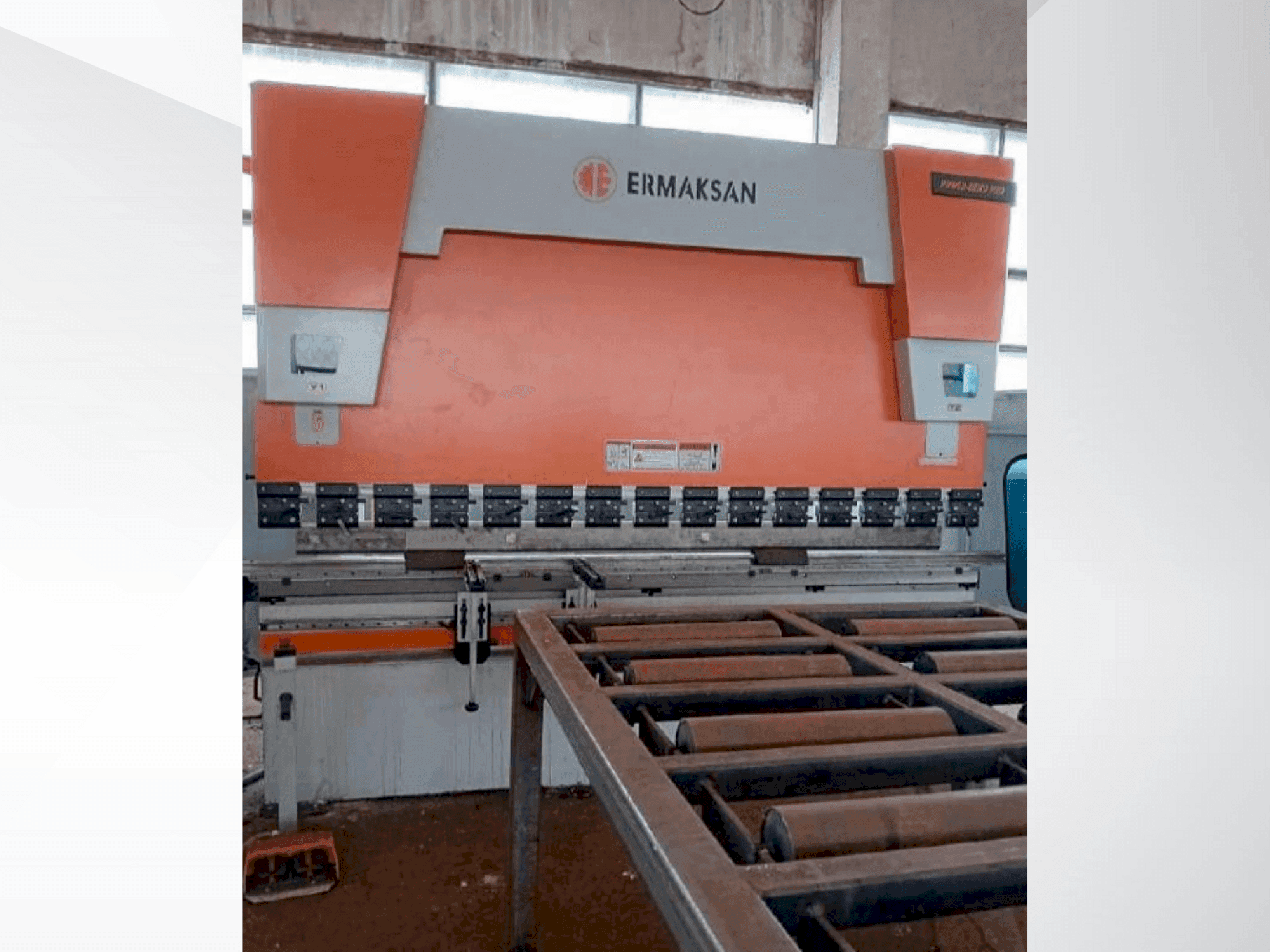 Vista frontale della macchina ERMAKSAN POWER BEND PRO 3100-175