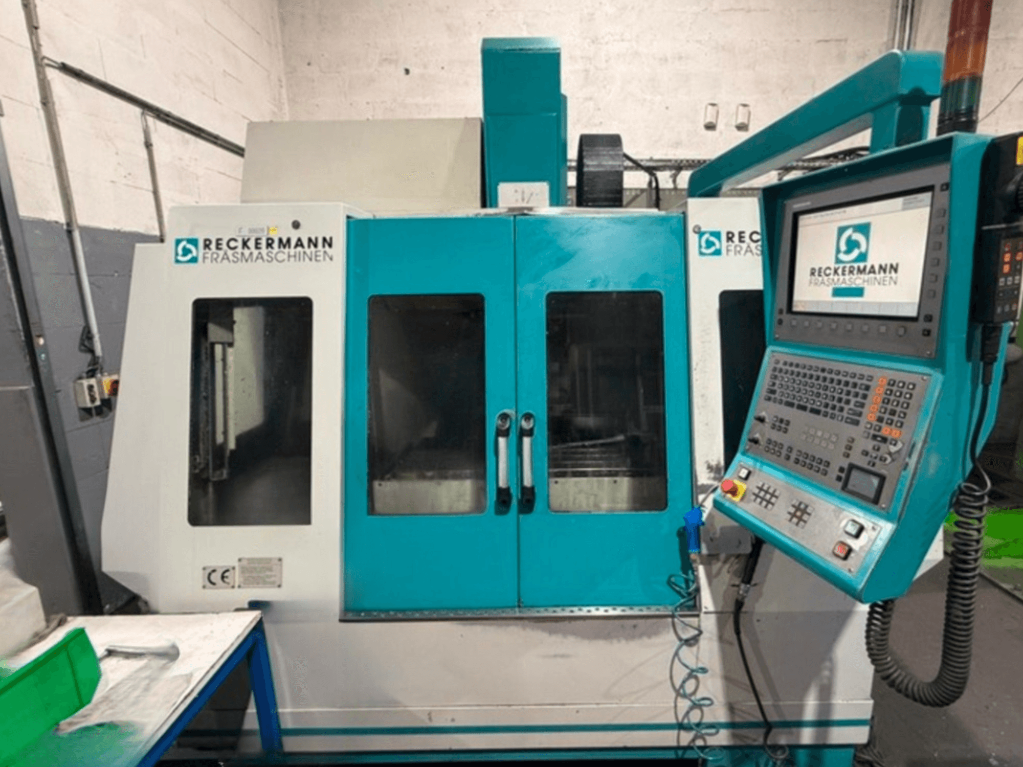 Centro di lavoro universale RECKERMANN RBZ 1050, vista frontale, con pannello di controllo e doppia finestra di osservazione.