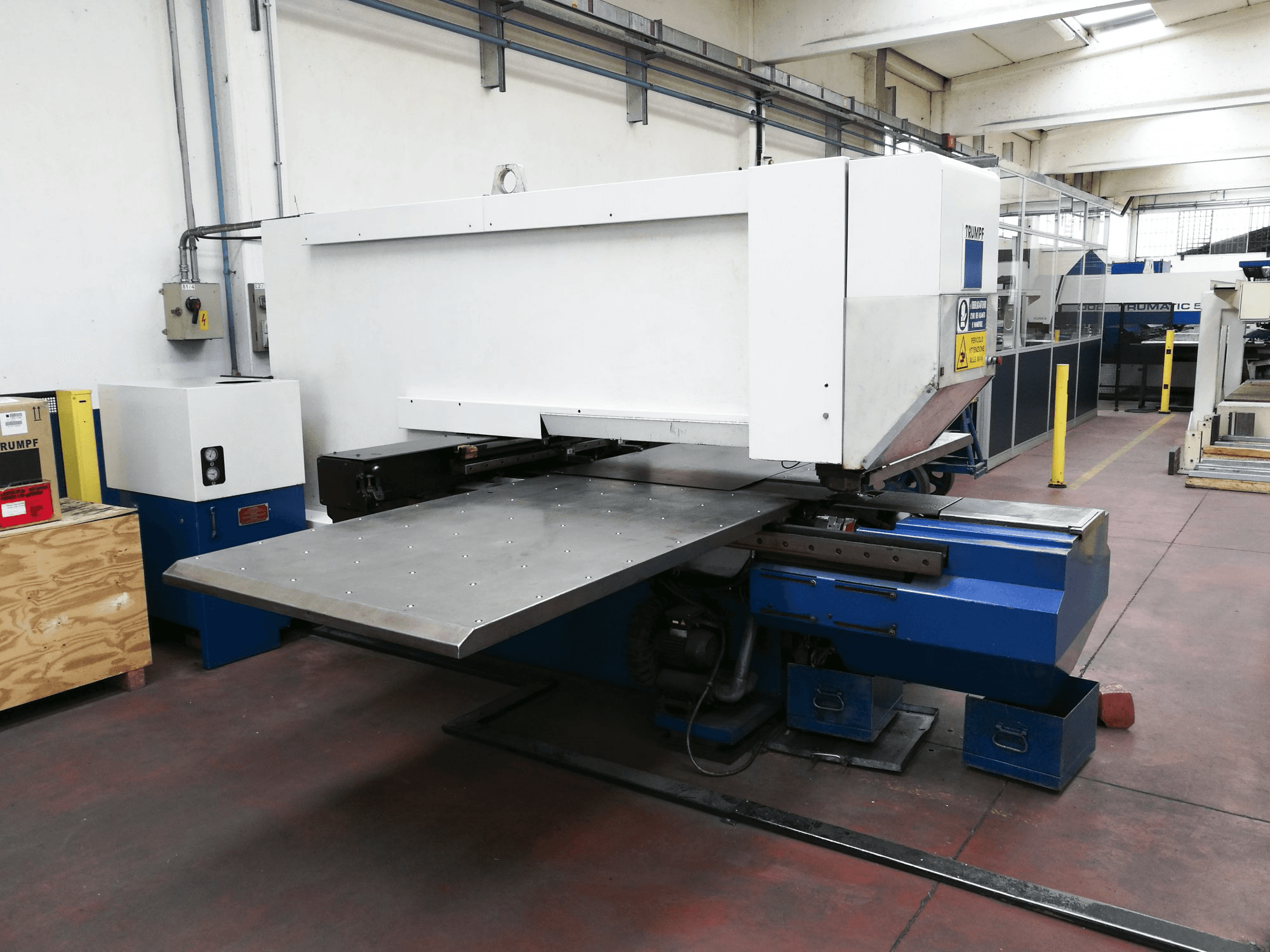Vista lato sinistro della macchina Trumpf Trumatic 240