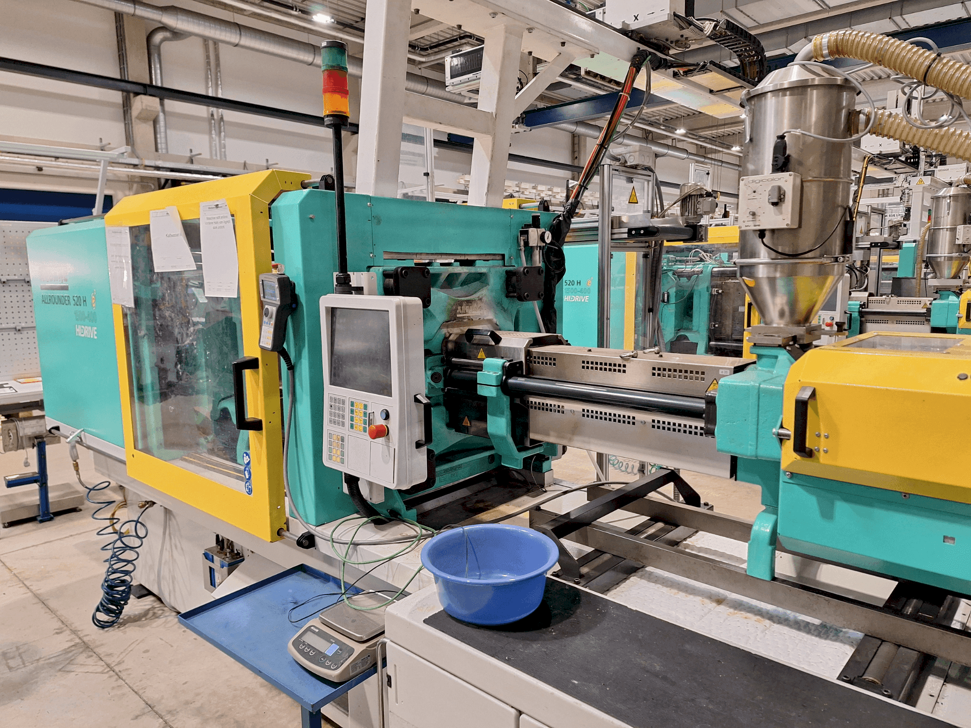 Vista frontale della macchina Arburg 520 H 1500-400