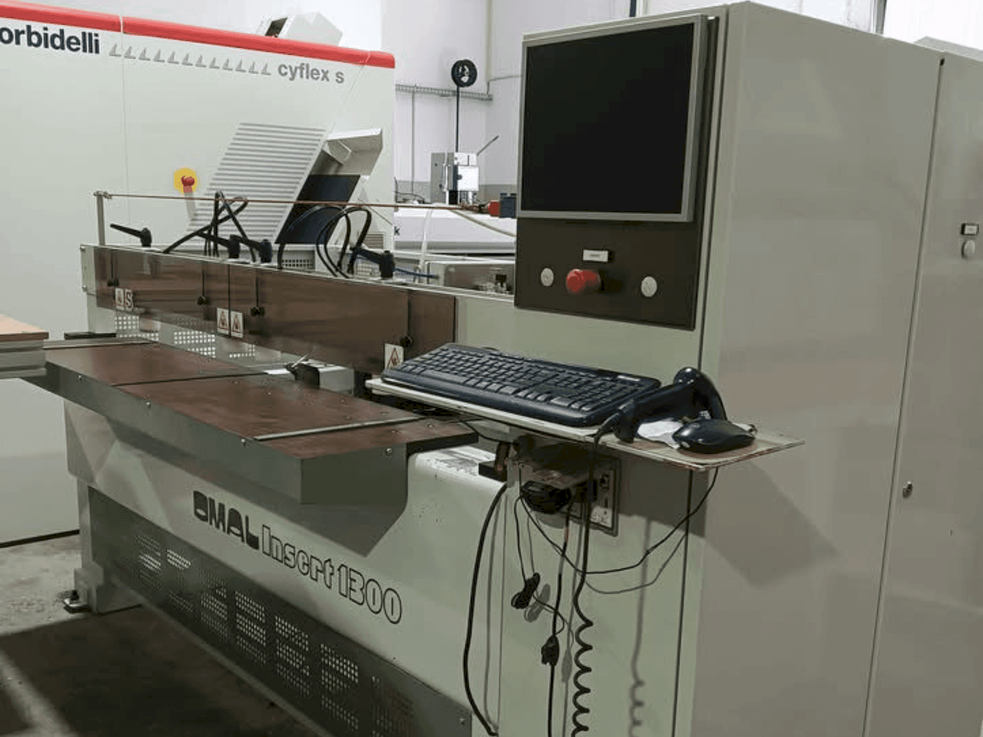 Vista frontale della macchina OMAL Insert 1300