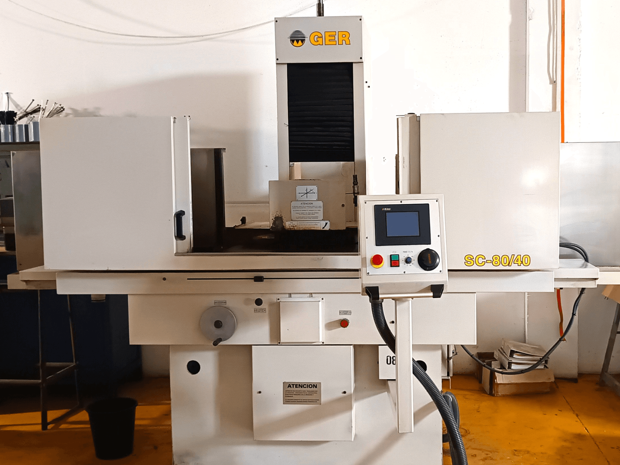 Rettificatrice piana GER SC 80-40, vista frontale, con pannello di controllo, area di rettifica ed etichette di sicurezza.