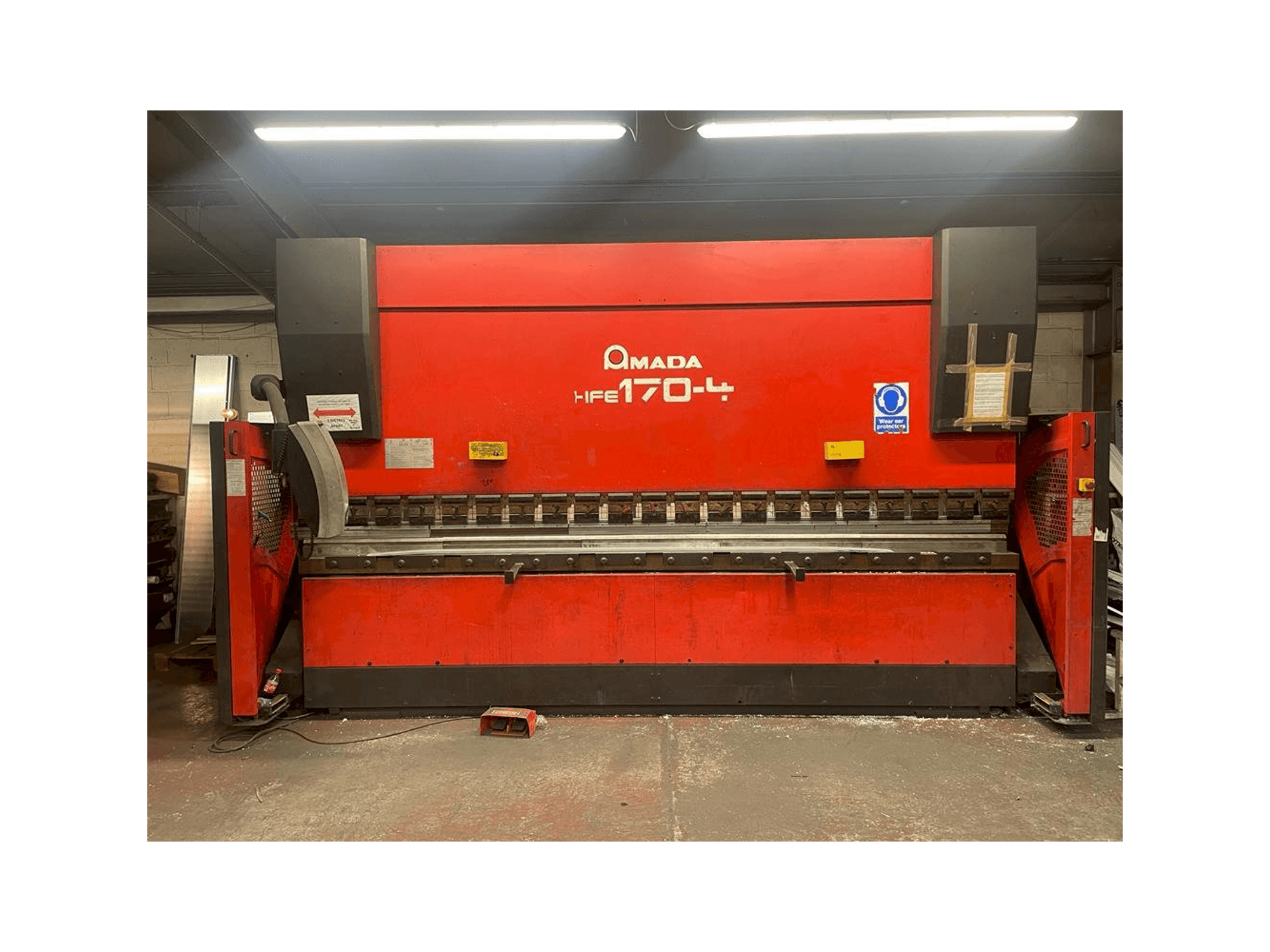 Vista frontale della macchina AMADA HFE 170-4