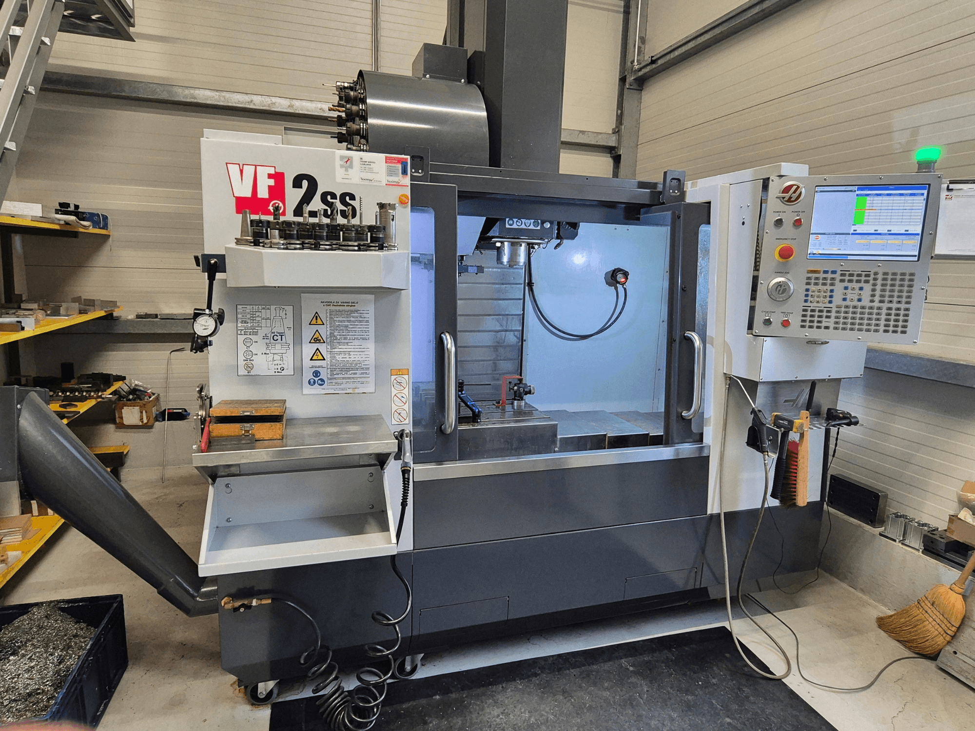 Centro di lavoro verticale HAAS VF2 SS-EU in vista frontale, con comandi, mandrino e area di lavorazione.
